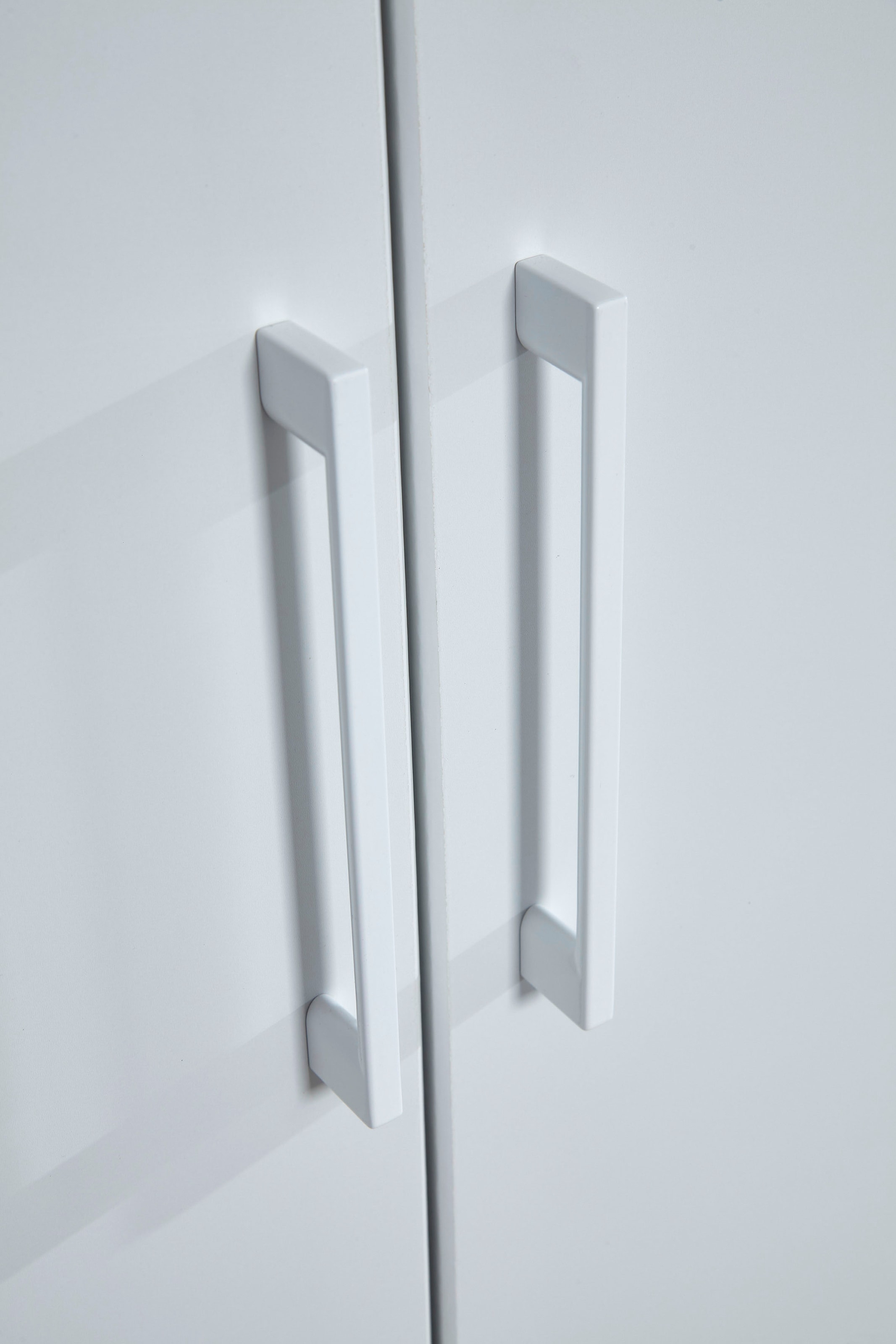 rauch Kleiderschrank »Schrank Mehrzweckschrank Garderobenschrank Schlafzimmer Möbel THOR« 3 verschiedene Ausstattungen BASIC/CLASSIC/PREMIUM (inkl. SOFT-CLOSE),  mit farblich passenden, modernen Metallgriffen MADE IN GERMANY