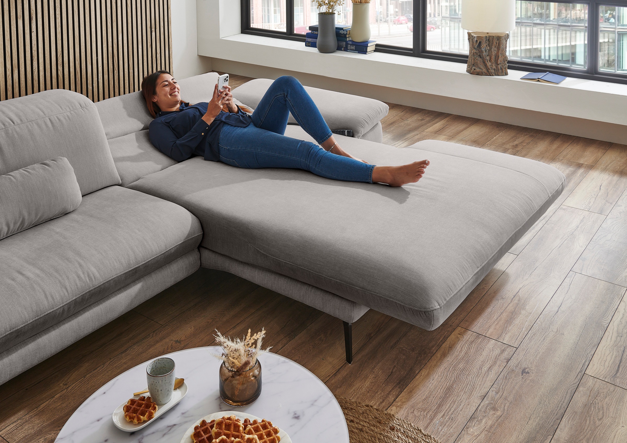 Die PlanBar Ecksofa »MP-IN22025 L-Form«, mit Kopfteilverstellung, wahlweise mit motorischem Canape