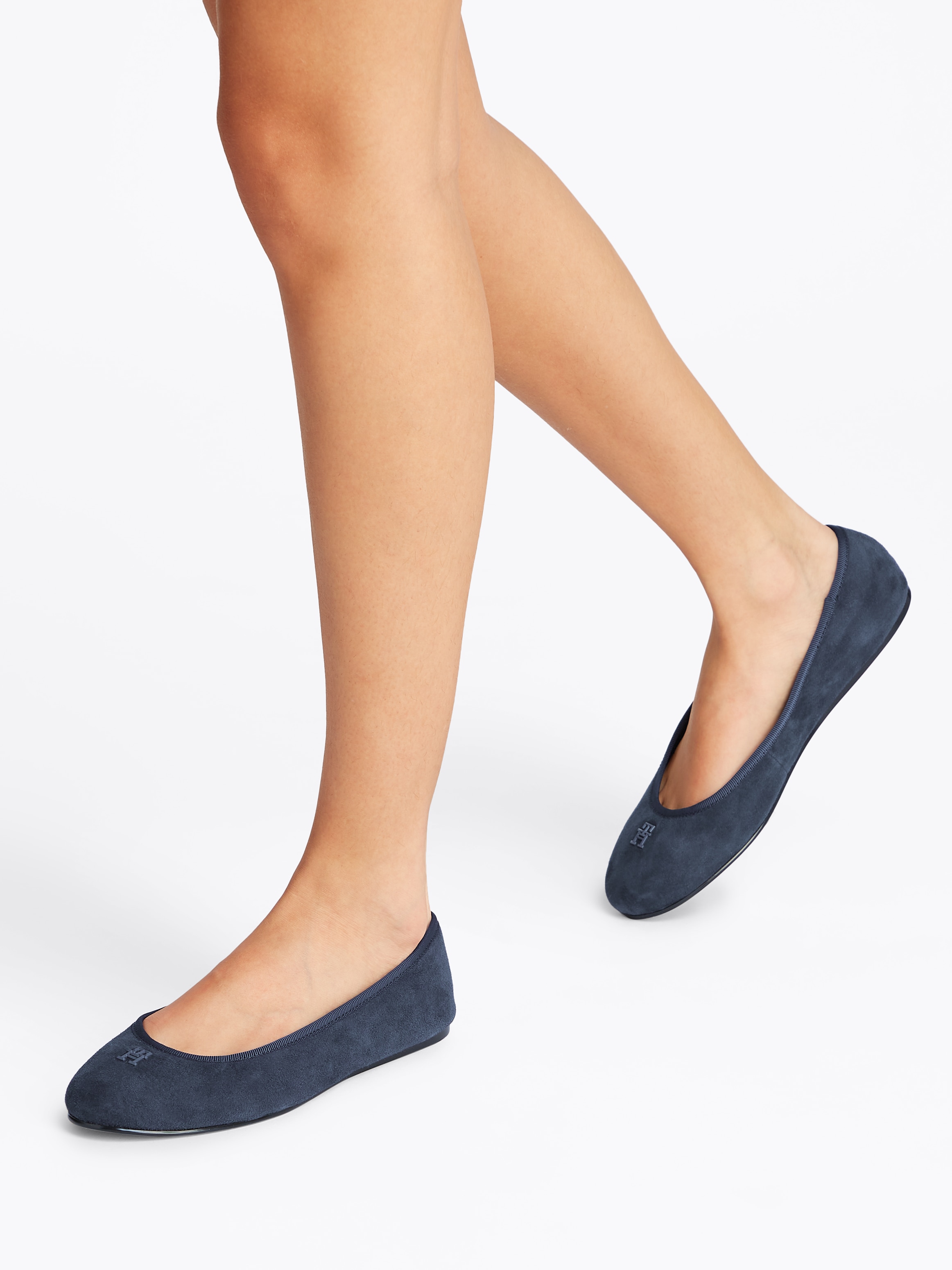 Tommy Hilfiger Ballerina »TH HARDWARE SUEDE BALLERINA«, Flats, Businessschuh, Bequemschuh, Schlupfschuh mit TH-Logo