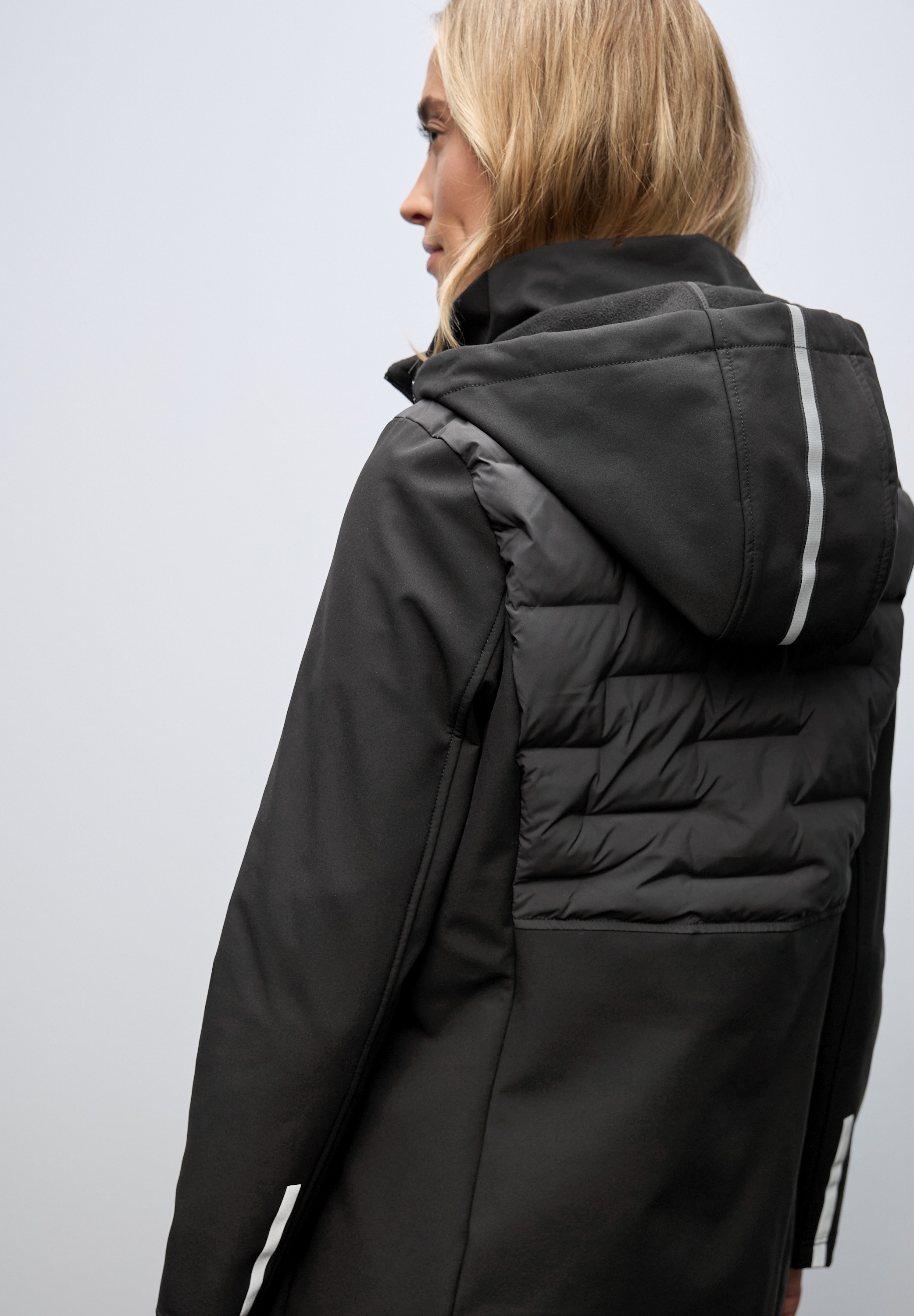 Thumbnail - STREET ONE Softshelljacke mit Kapuze mit Details und Kapuze mit Tunnelzug