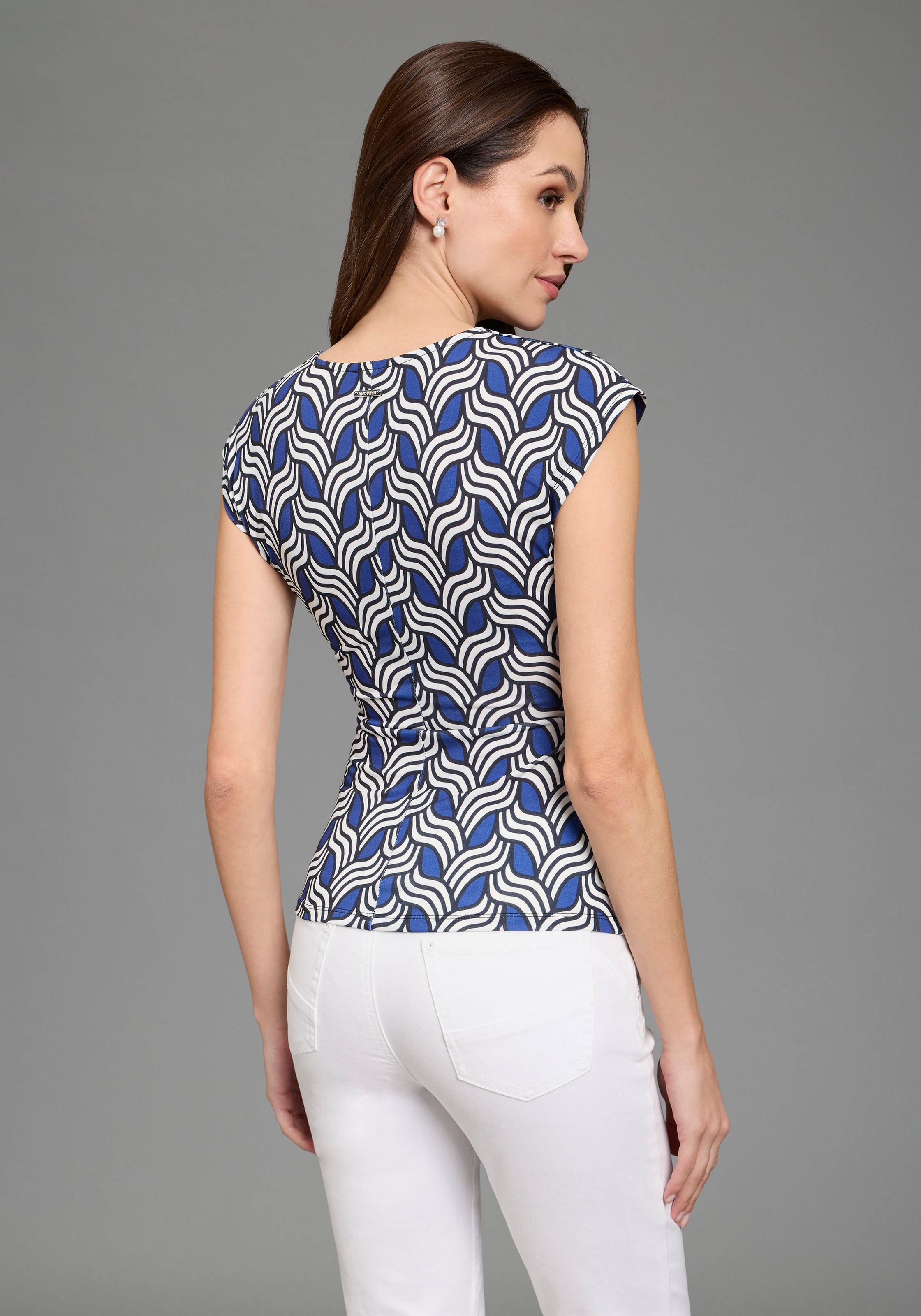 Bruno Banani Print-Shirt mit Schmuckelement, eleganter V-Ausschnitt, figurb günstig online kaufen