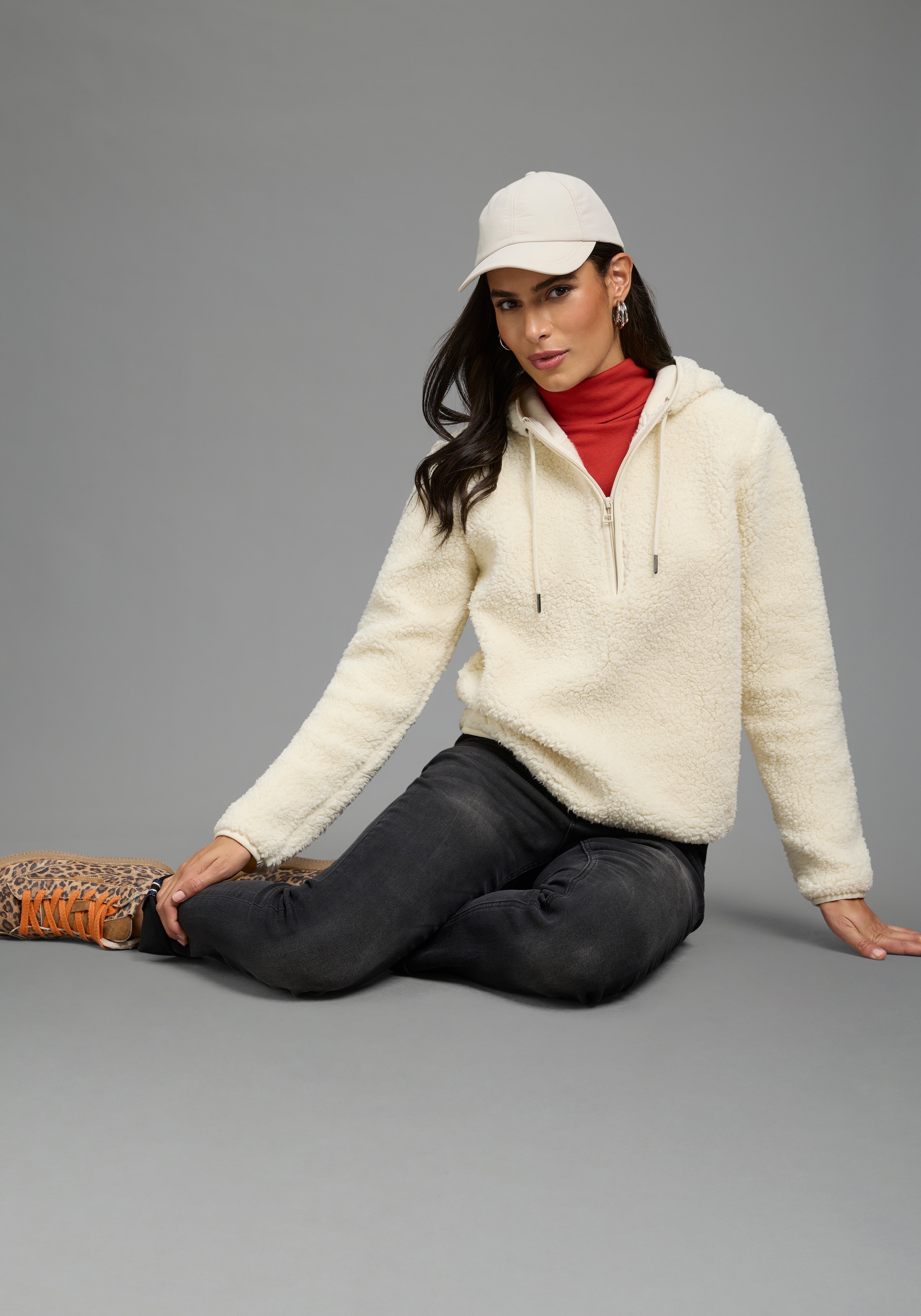 Laura Scott Fleecepullover, 1 aus kuscheligem Teddyfleece mit Kapuze und Reißverschluss
