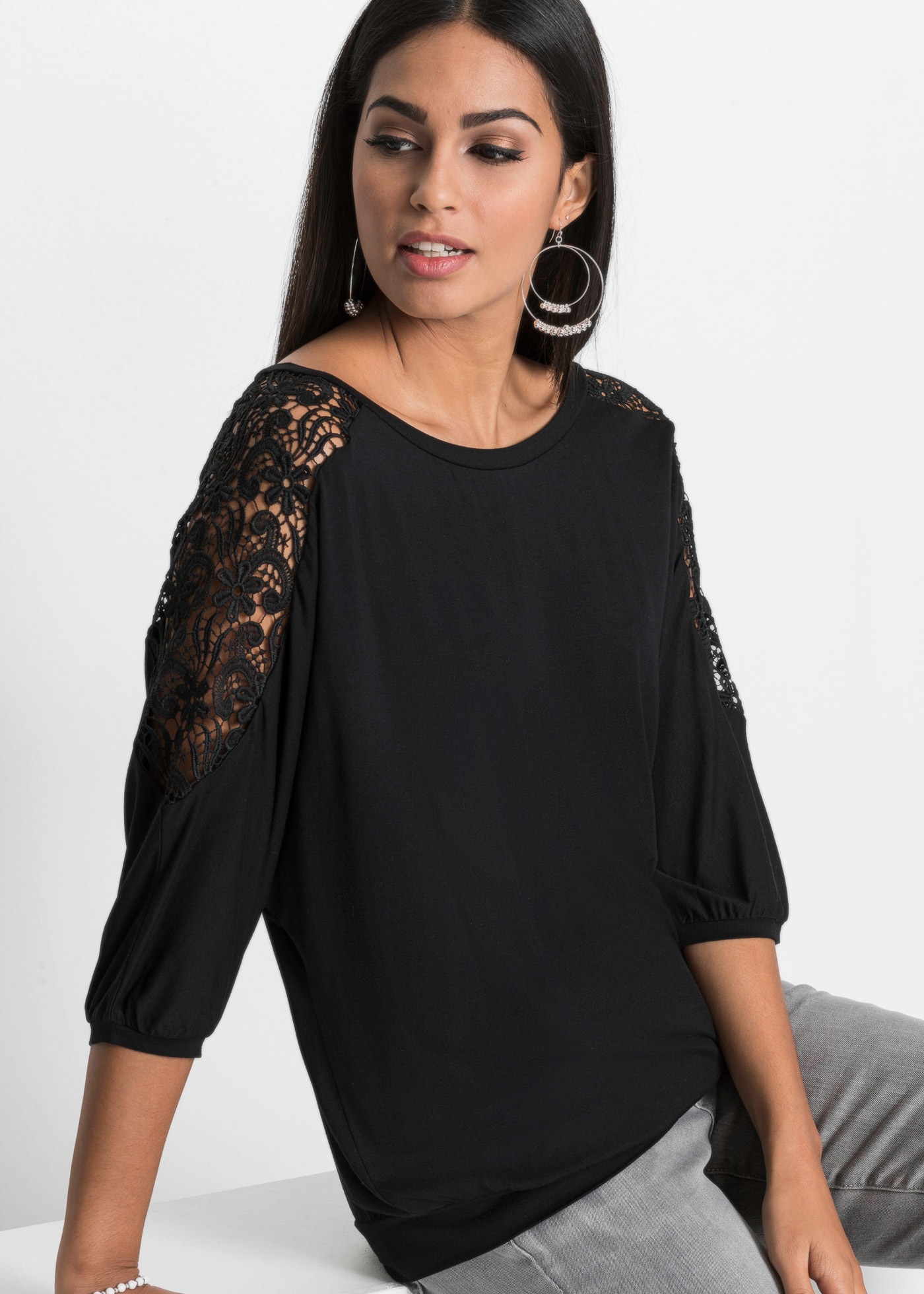 bonprix Oversize-Shirt oversized, 3/4-Fledermausärmel mit Cut-Outs mit Spitzeneinsätzen