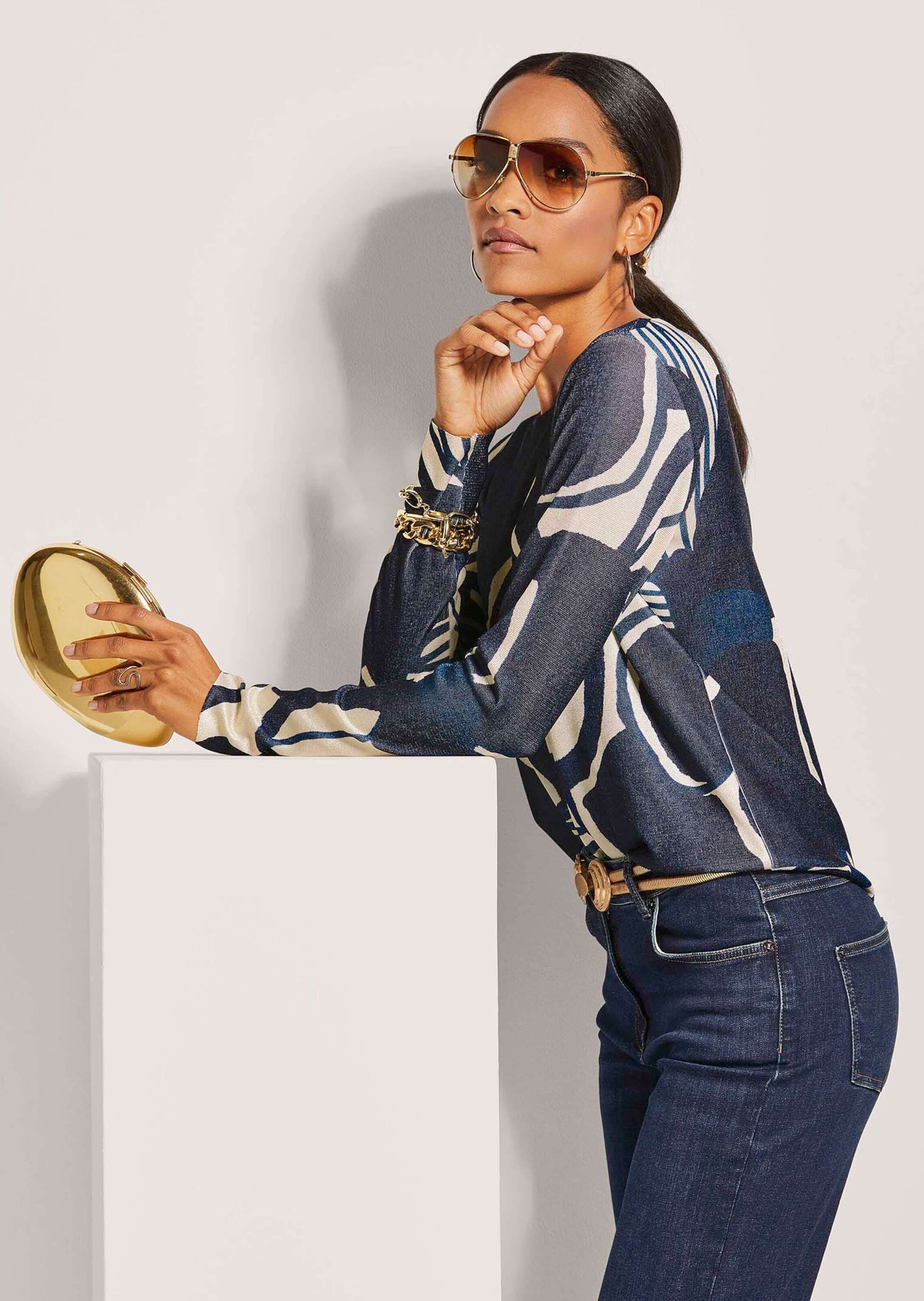 MADELEINE Longpullover »Pullover Kurzer Rundhals-Pullover mit Unikat-Print«