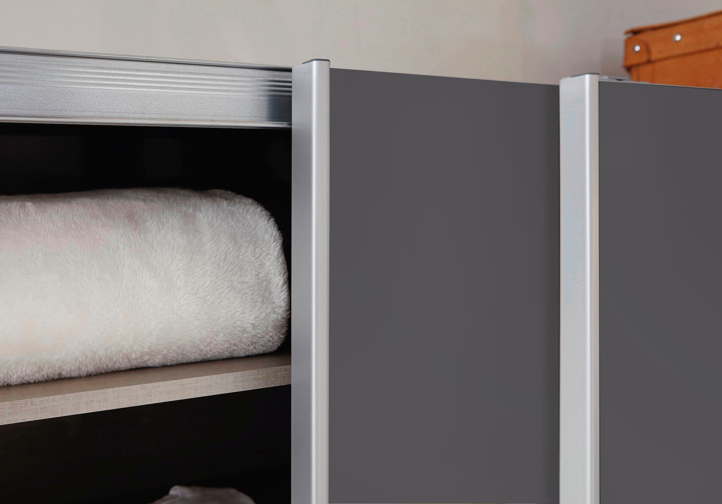 INOSIGN BY RAUCH Schwebetürenschrank »Kleiderschrank Schrank Garderobe Schlafzimmerschrank THANOS«, (in 3 verschiedenen Ausstattungen BASIC/CLASSIC/PREMIUM), Optional mit Spiegel, Metall-Griffleisten alufarben MADE IN GERMANY