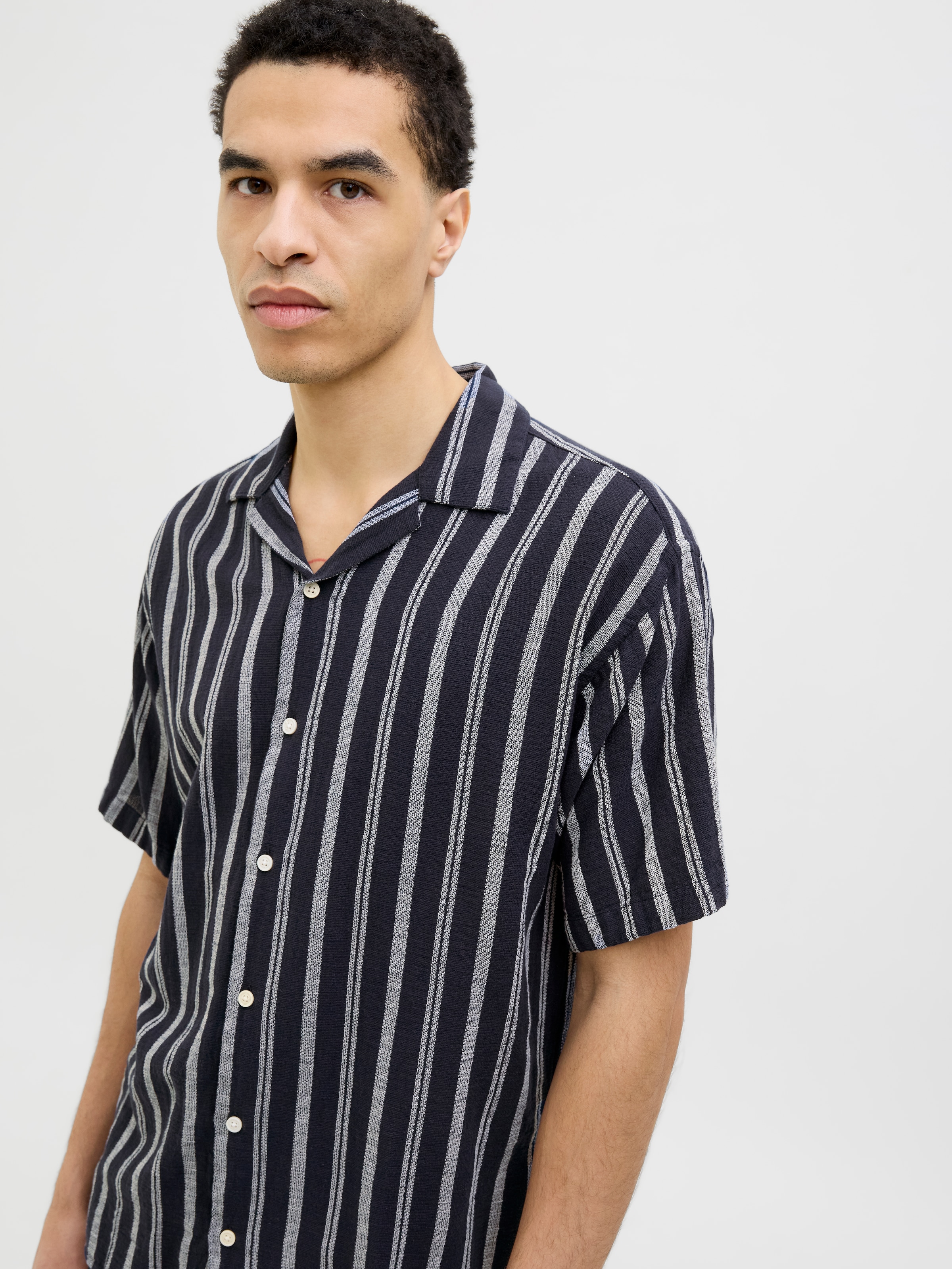 Jack & Jones Kurzarmhemd »JJEENZO STRIPE RESORT SHIRT SS SN« mit Streifen Muster