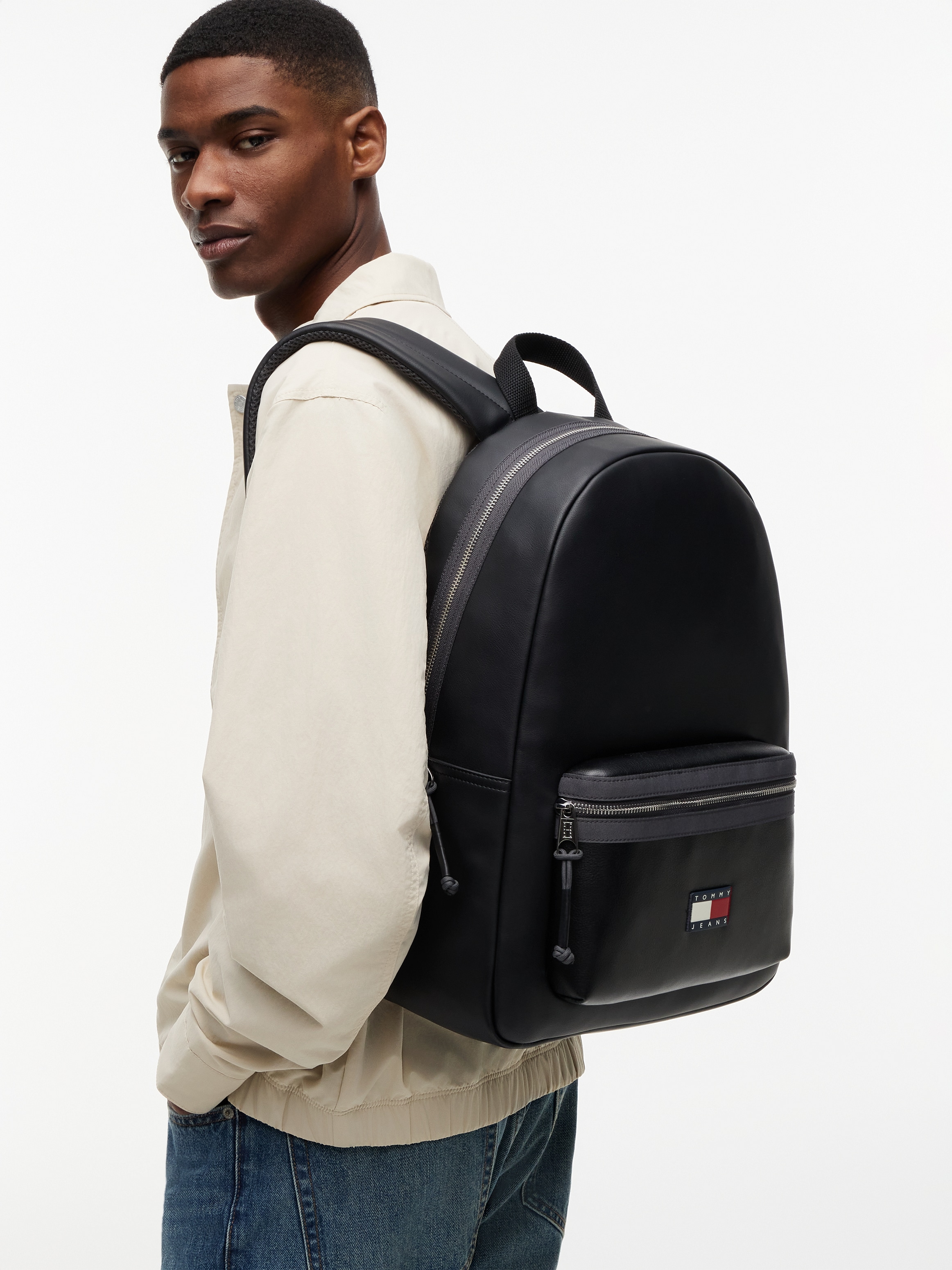 Tommy Jeans Rucksack »TJM ELEVATED PU BACKPACK« Unisex Freizeitrucksack, Businessrucksack mit Logo-Aufnäher