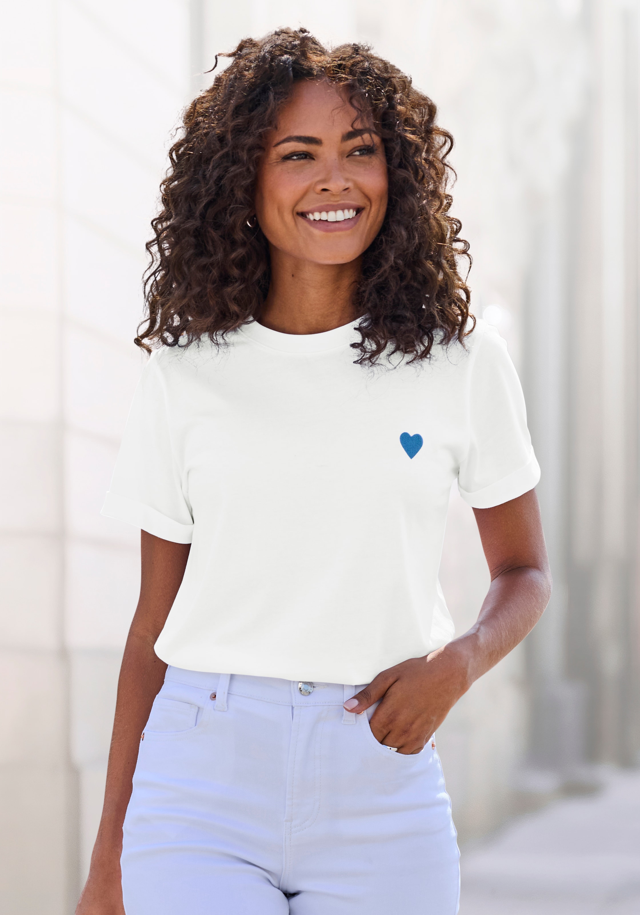 LASCANA T-Shirt, mit süßer Herz-Stickerei, Kurzarmshirt aus Baumwolle günstig online kaufen