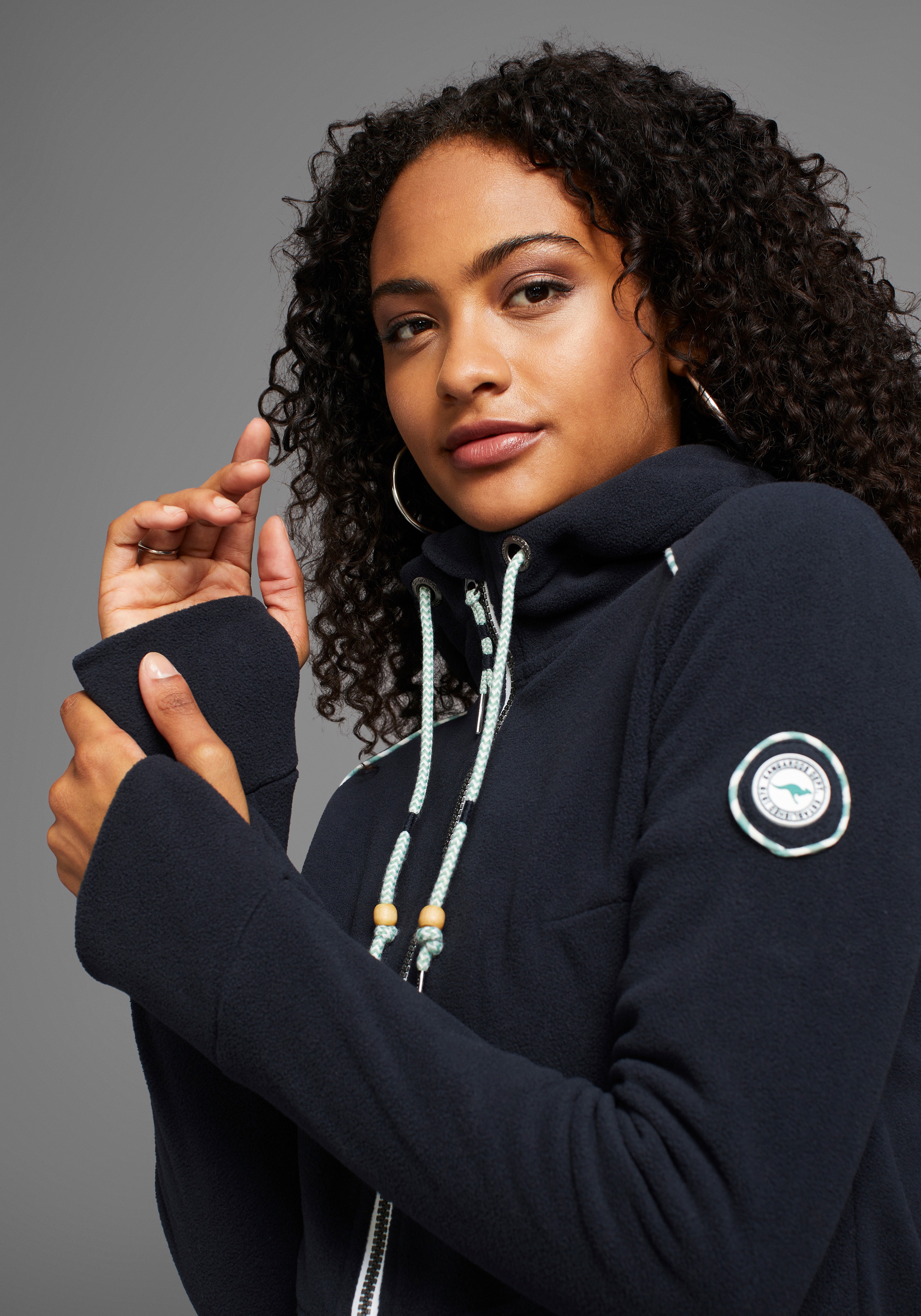 Thumbnail - KangaROOS Fleecejacke mit Kapuze figurbetonte Passform, mit Kapuze und Kordelzug, Übergangsjacke