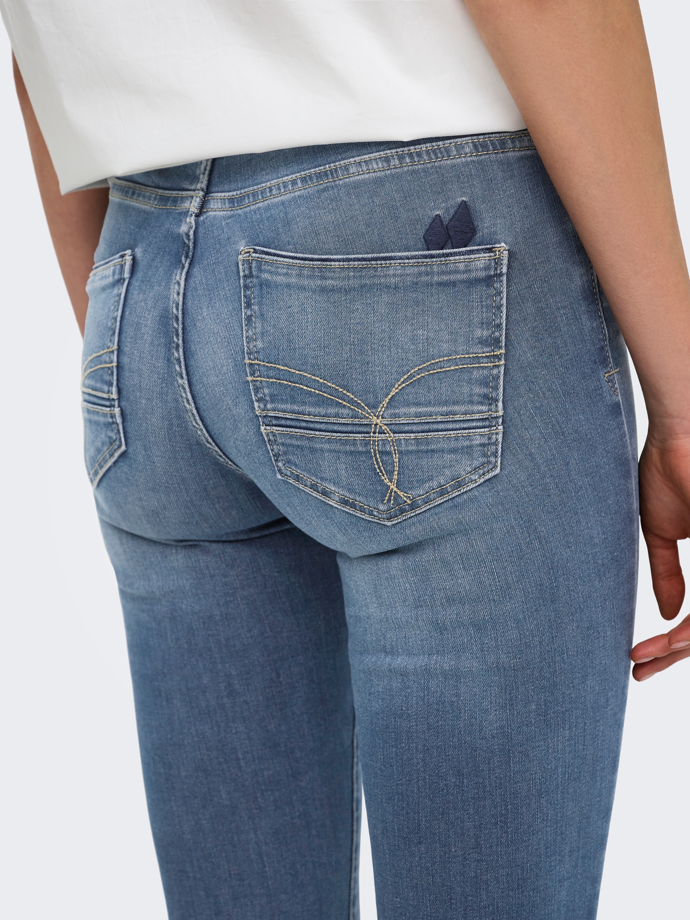 ONLY Skinny-fit-Jeans »ONLBLUSH MW SK DET DES BACK EMB DNM« Baumwollmischung, Destroyed Details, Stickerei an Gesäßtasche