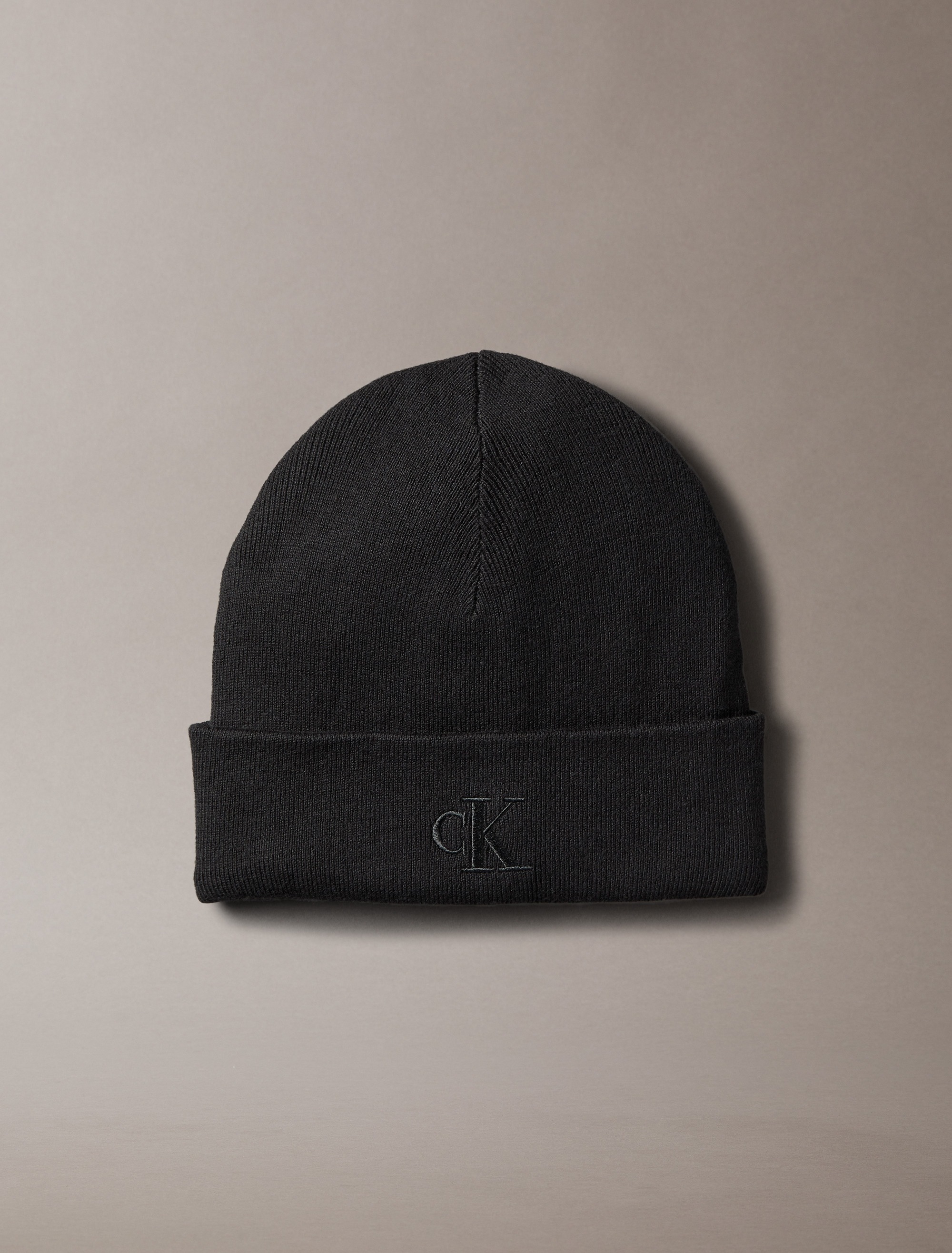 Calvin Klein Strickmütze "CK FINE RIB BEANIE" mit Markenlogo günstig online kaufen