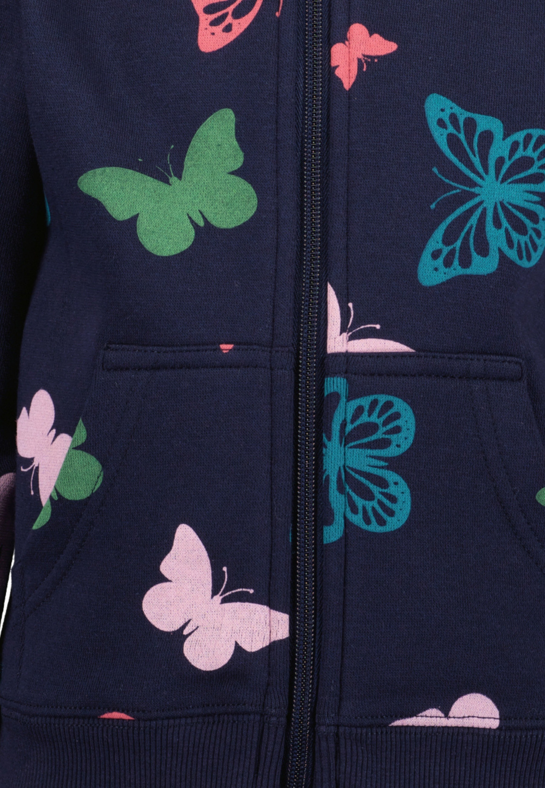 Thumbnail - Blue Seven Kapuzensweatjacke mit Kängurutasche und tollem Schmetterlings-Alloverdruck