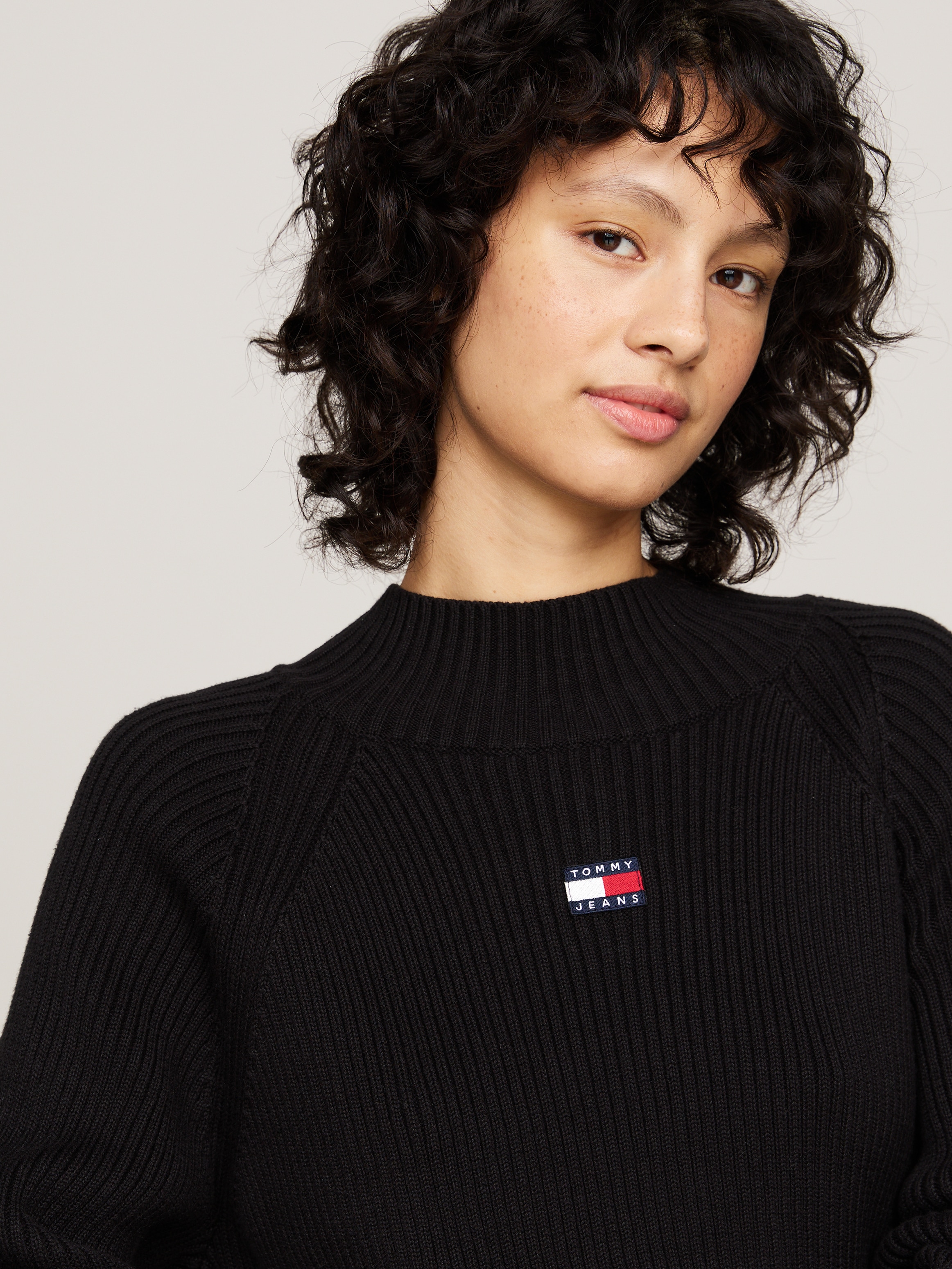 Tommy Jeans Strickpullover "TJW BADGE MOCKNECK SWEATER", mit Logo-Badge günstig online kaufen