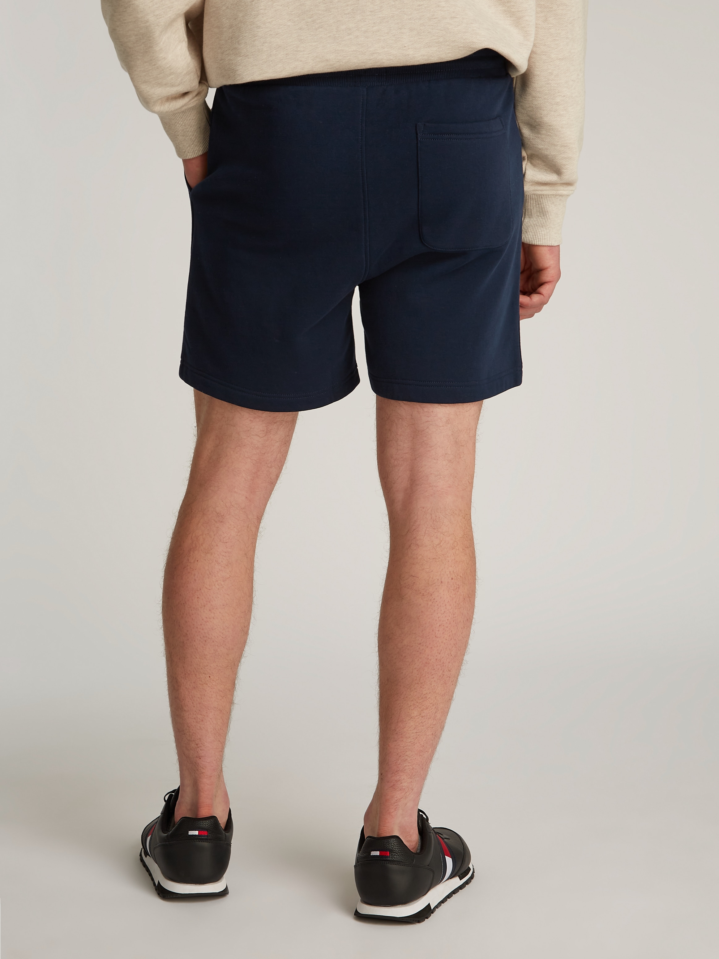 Tommy Jeans Sweatshorts »TJM REG LINEAR SHORT«, mit Logostickerei