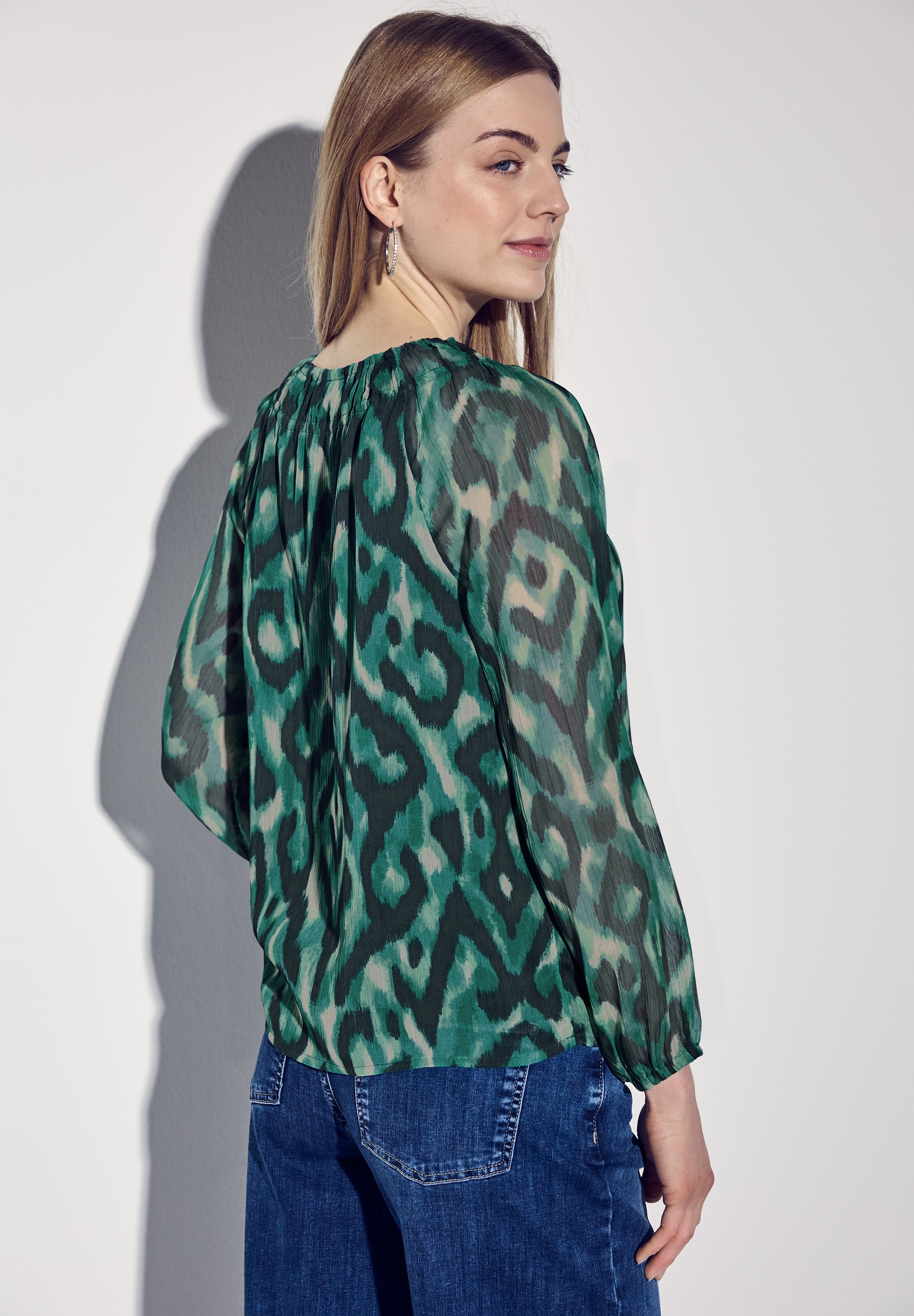 STREET ONE Chiffonbluse, mit grafischem Muster und Raffungen am Kragen günstig online kaufen