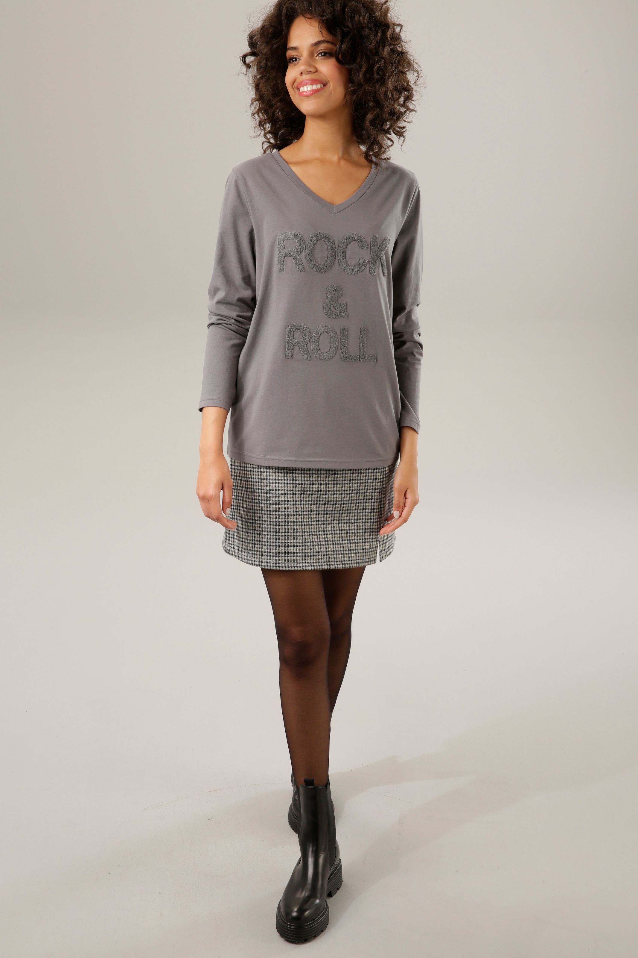 Aniston CASUAL Langarmshirt, mit "rockigem" Schriftzug aus strukturiertem Frottee
