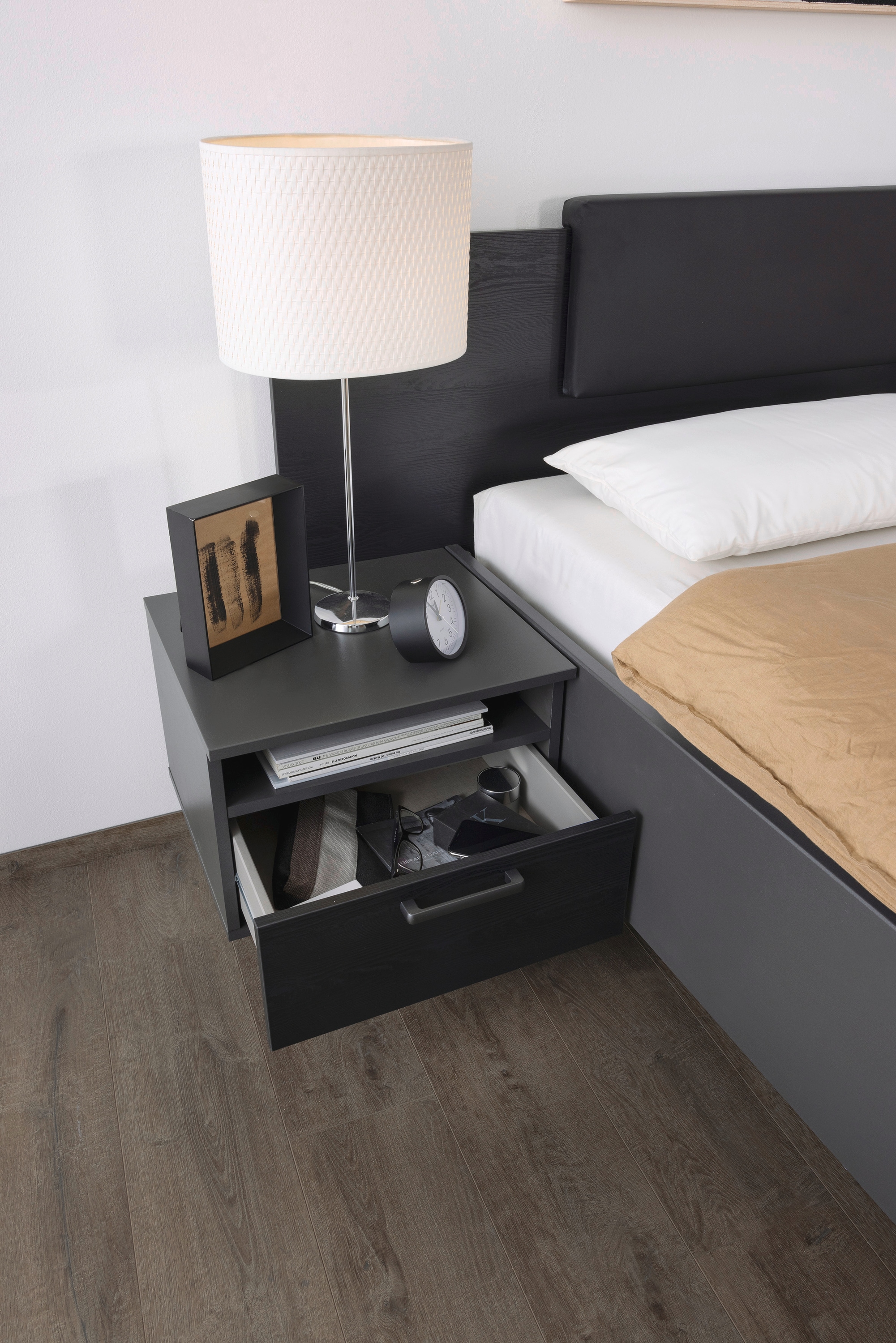 rauch Schlafzimmer-Set »Miro«, Drehtürenschrank in 2 Breiten, Bett in 2 Größen und 2 Hängenachttische