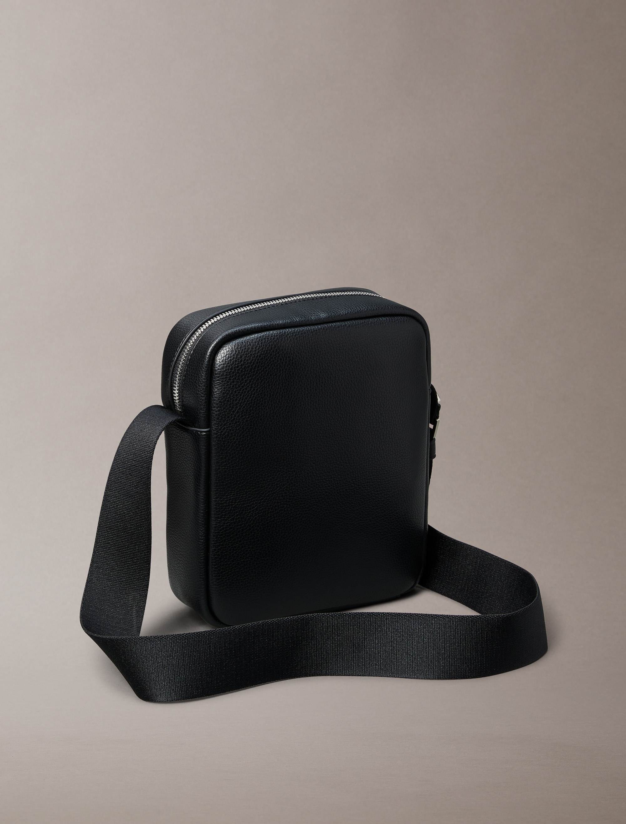 Calvin Klein Umhängetasche »RAISED REPORTER«, Herren Minibag, Crossbodybag, Schultertasche mit Logoschriftzug