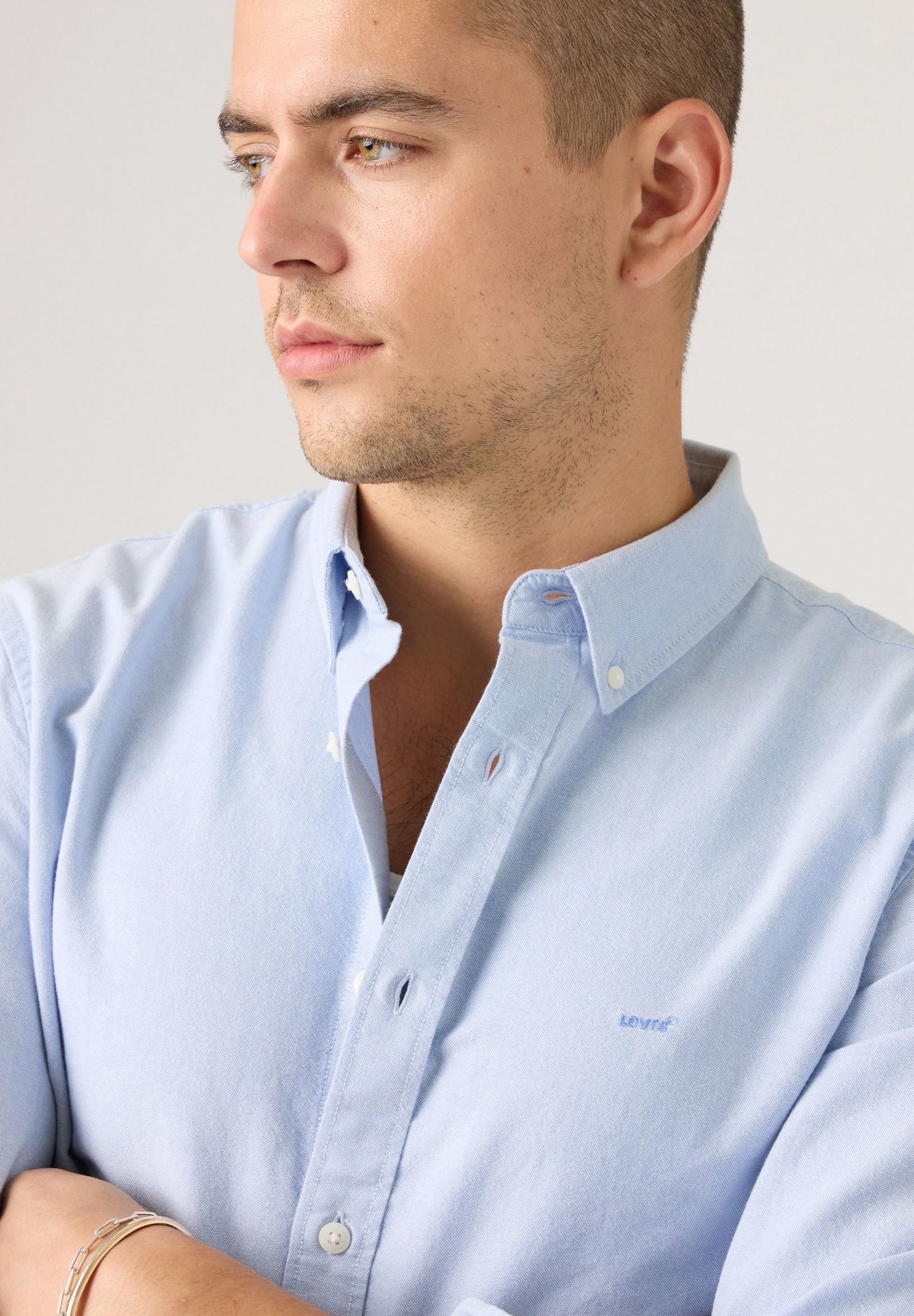 Levi's® Langarmhemd »AUTHENTIC BUTTON DOWN«, mit Ton-in-Ton Logostickerei auf der Brust