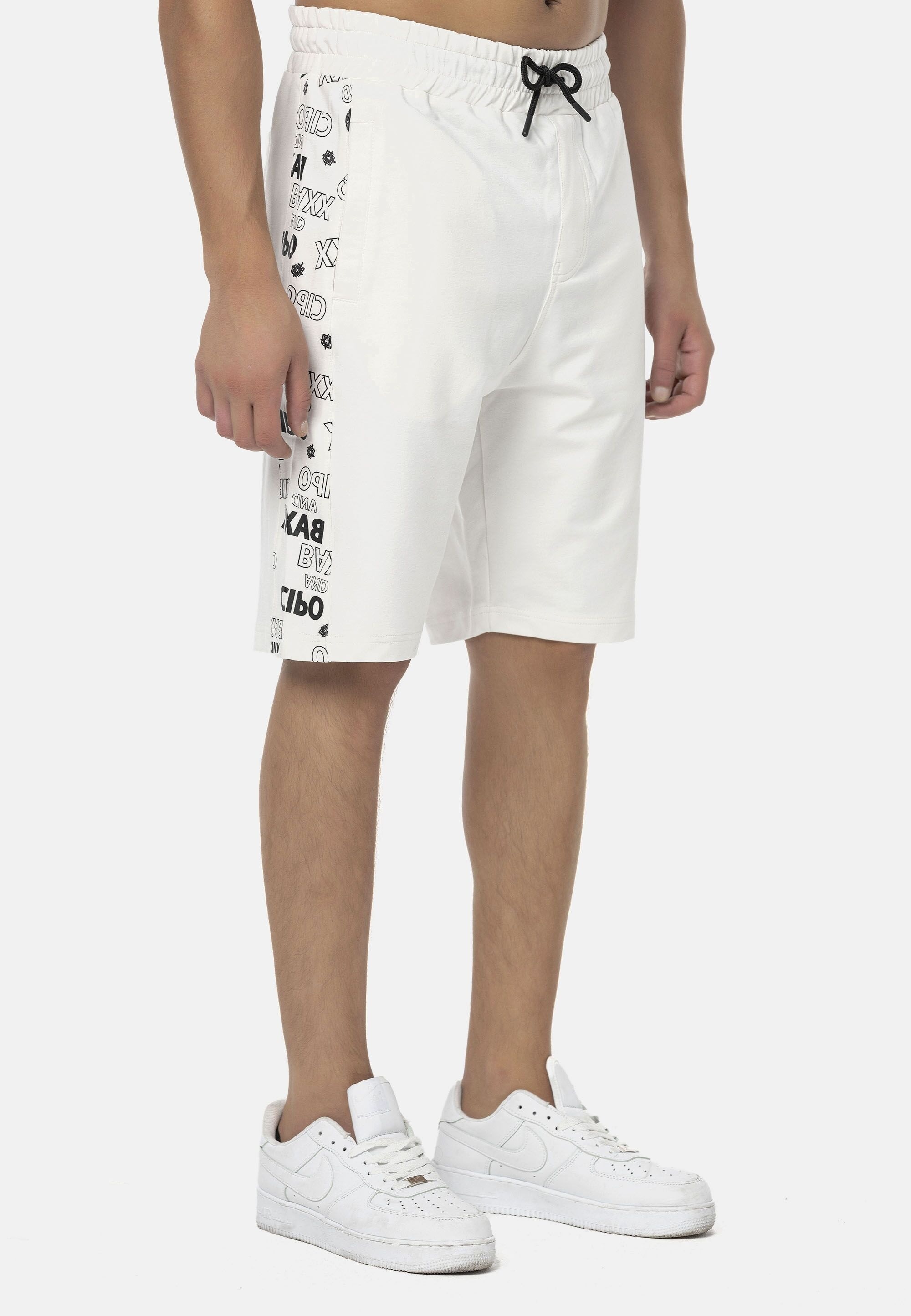 Cipo & Baxx Stoffhose »Hosen«, mit dezentem Print