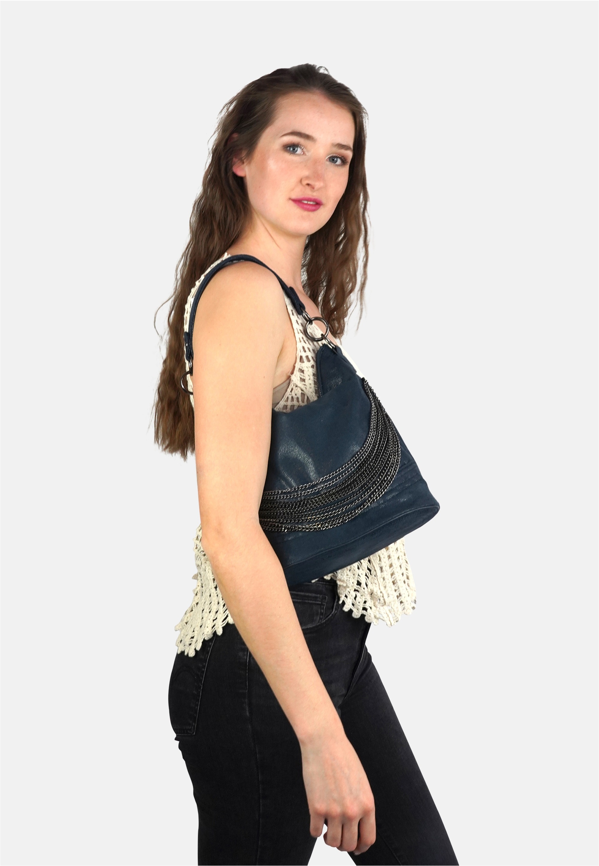 Harpa Schultertasche »Cher« aus changierendem Material, mit Ketten-Verzierung