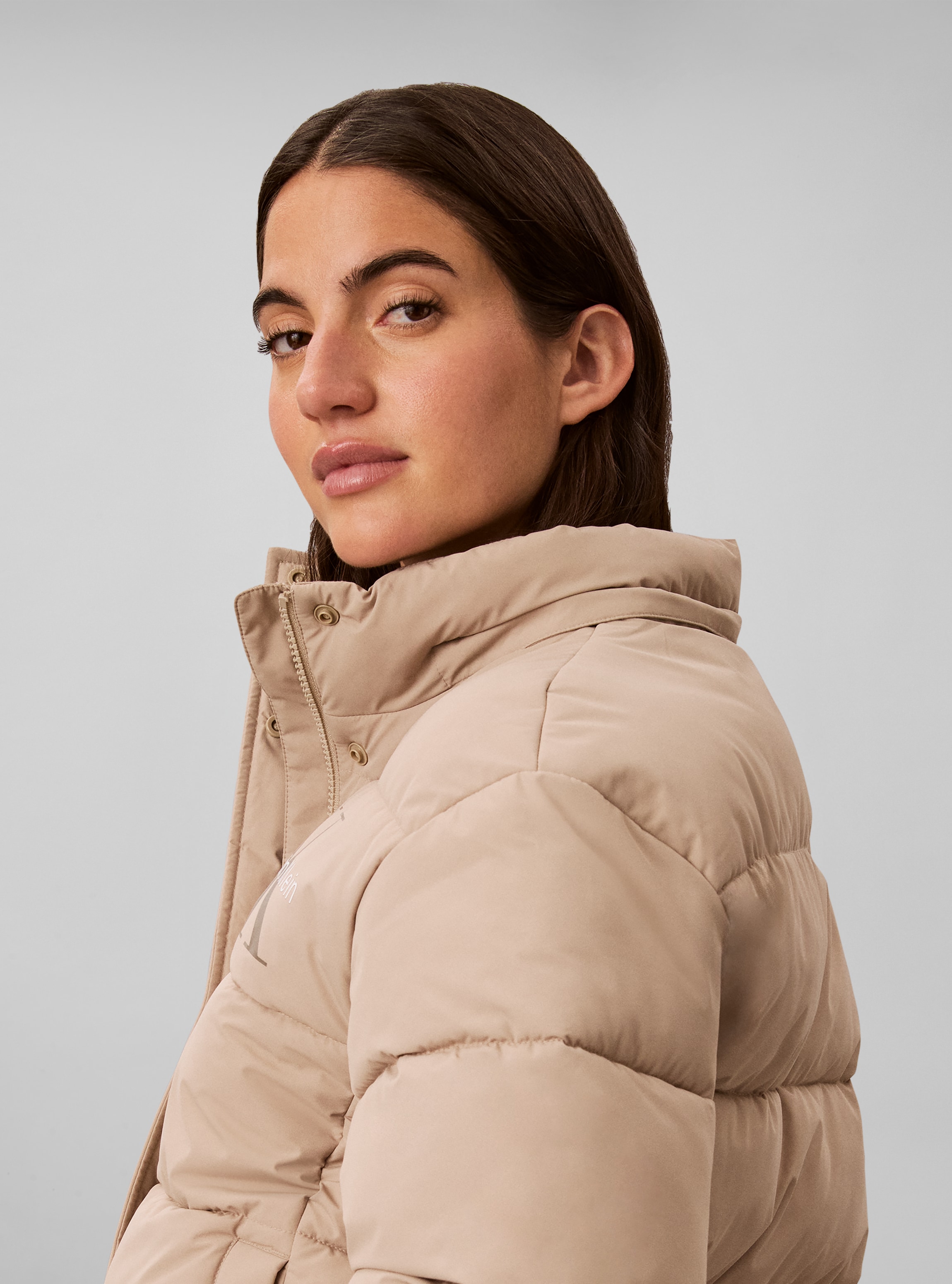 Calvin Klein Jeans Steppjacke »MATTE MONOLOGO SHORT PUFFER« mit Kapuze Mit Kapuze, Logoschriftzug