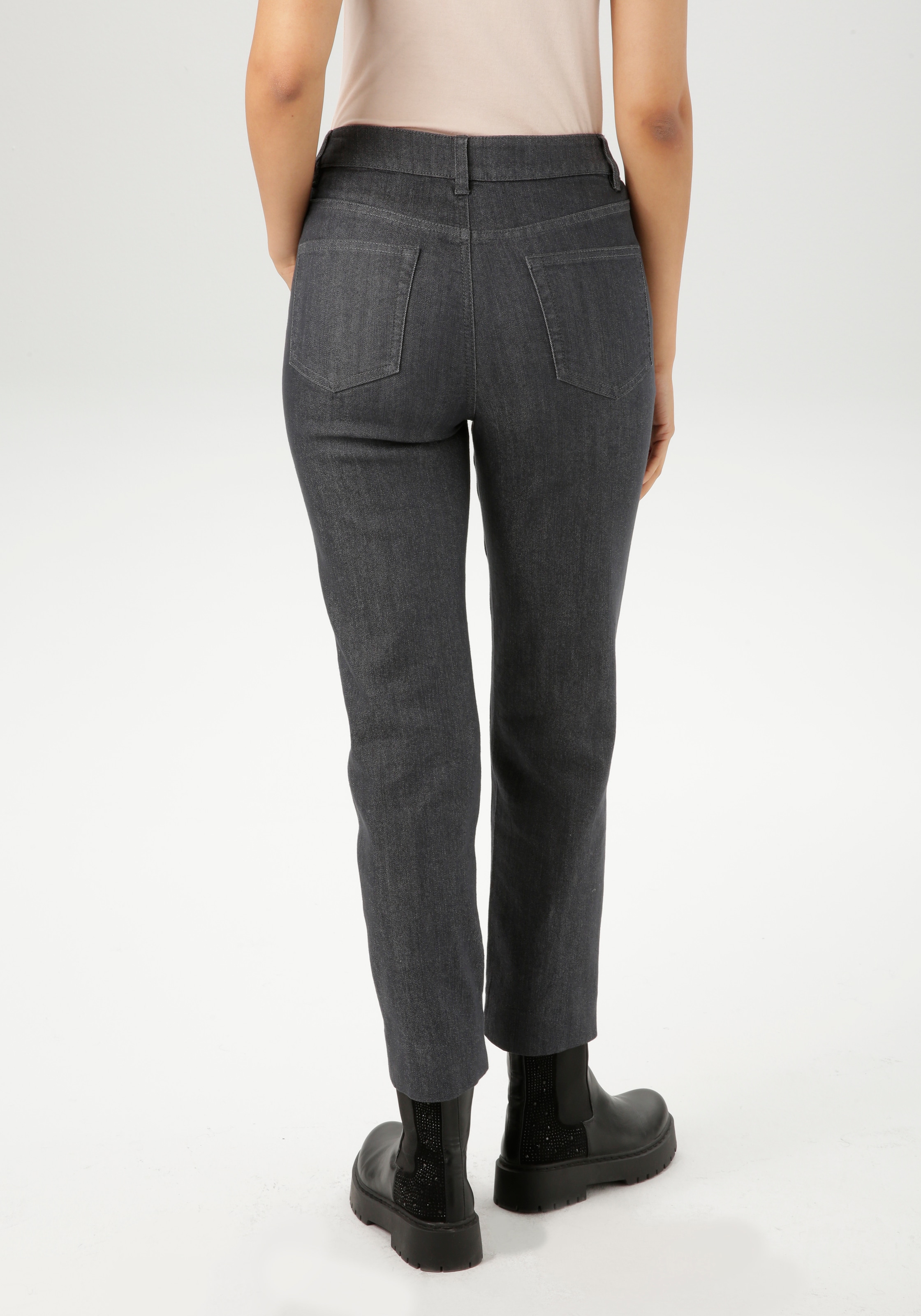 Aniston SELECTED Straight-Jeans, in Straight-Form und mit moderner Waschung - NEUE KOLLEKTION