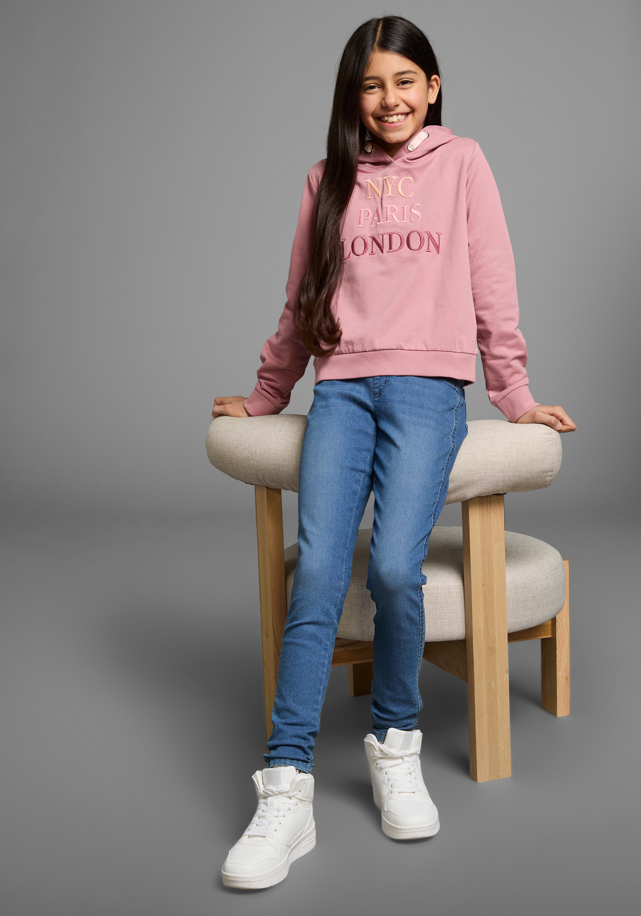 KIDSWORLD Kapuzensweatshirt »NYC Paris London«, Langarm, gerade Passform, bedruckt, Kapuze, aus Baumwolle