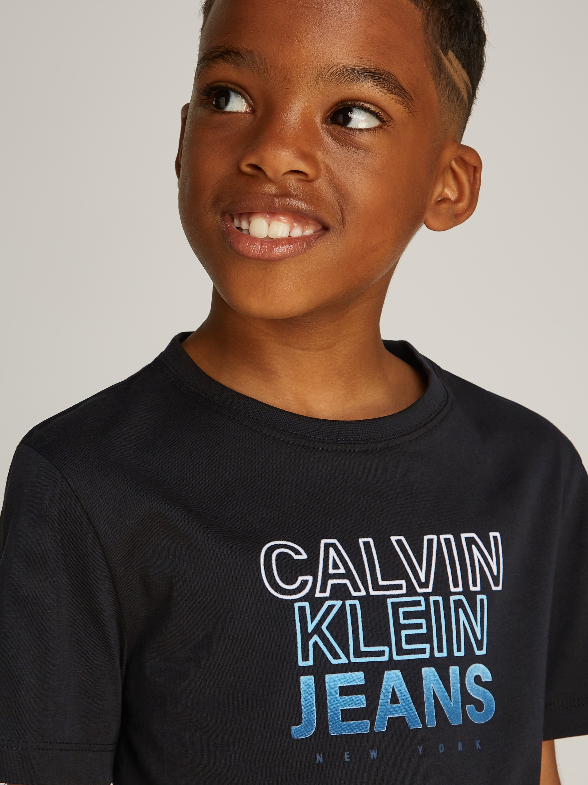 Calvin Klein Jeans Rundhalsshirt »GRADIENT FLOCK LOGO SS T-SHIRT«, für Kinder bis 16 Jahre mit Logoprägung