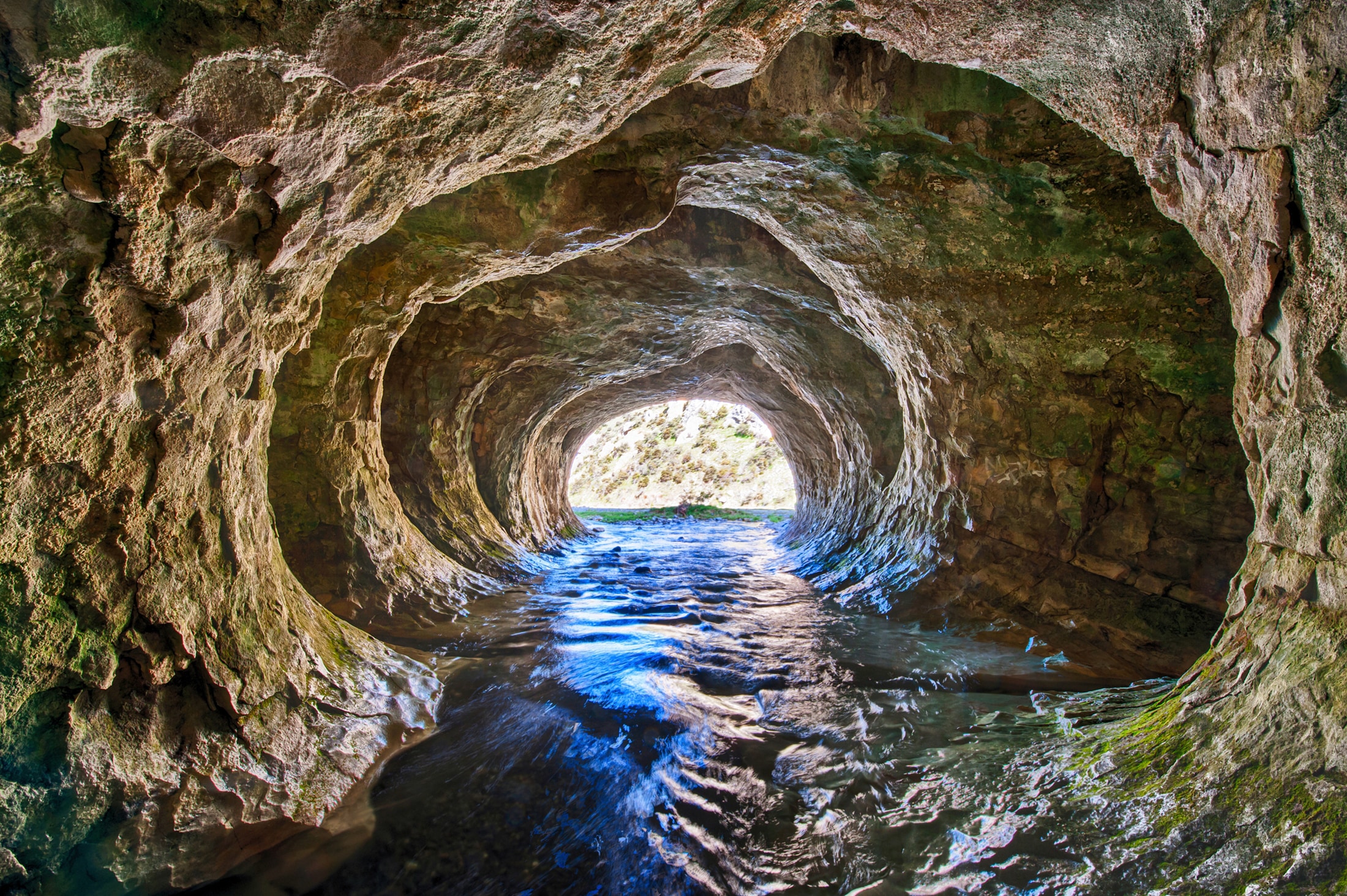 Papermoon Fototapete "GROTTE-NEUSEELAND HÖHLE STROM BERGE MEER FLUSS FELSEN"