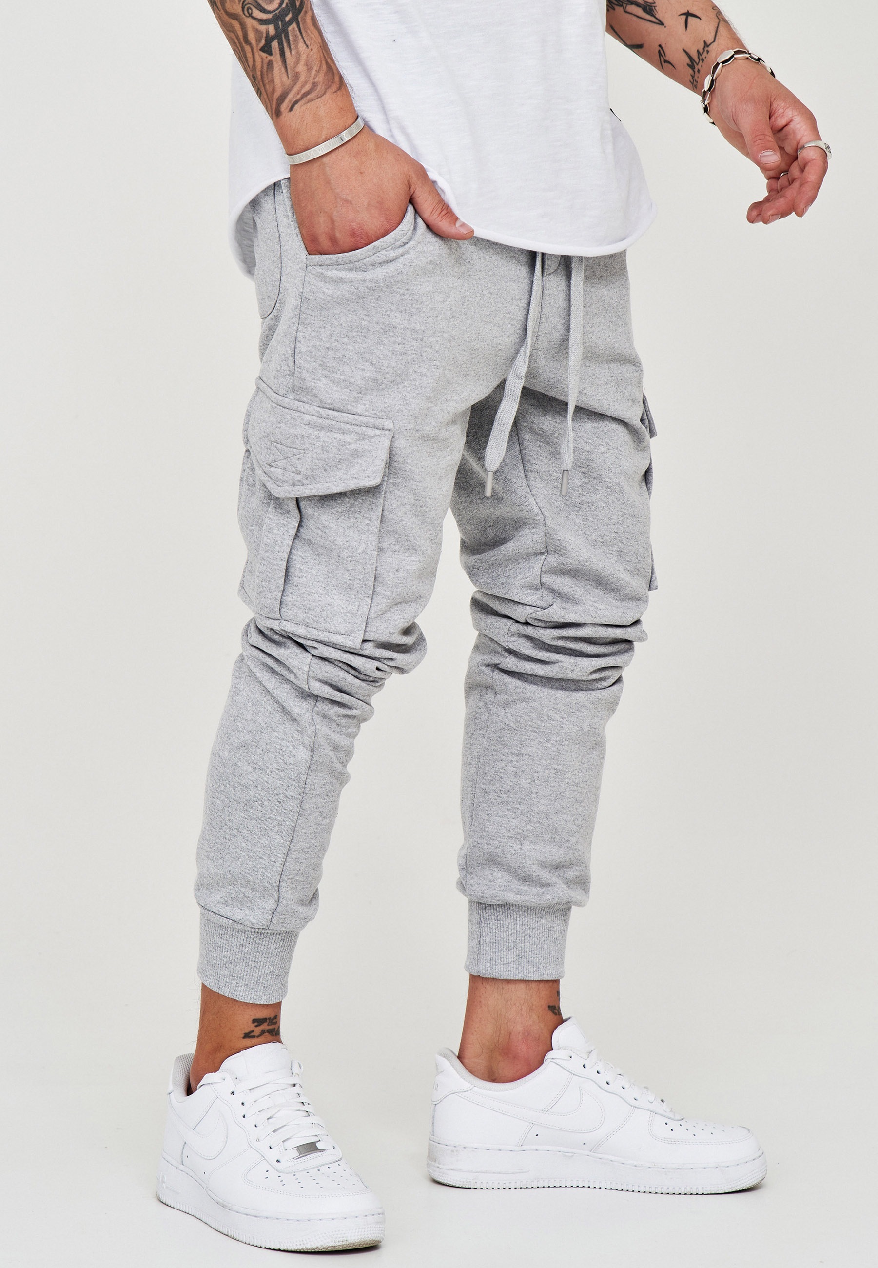 behype Trainingshose »MATAY«, mit praktischen Cargotaschen