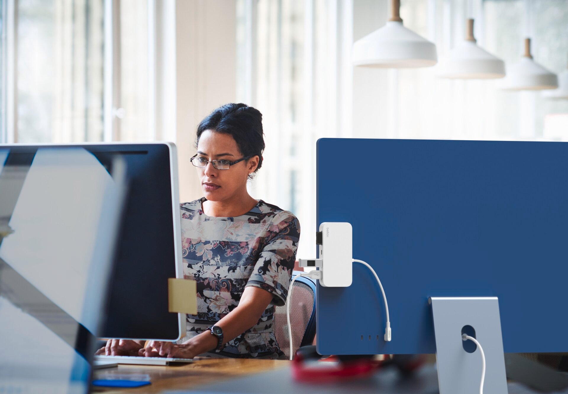 Belkin Laptop-Dockingstation »CONNECT USB-C 6-in-1 Multiport-Hub mit Halter«