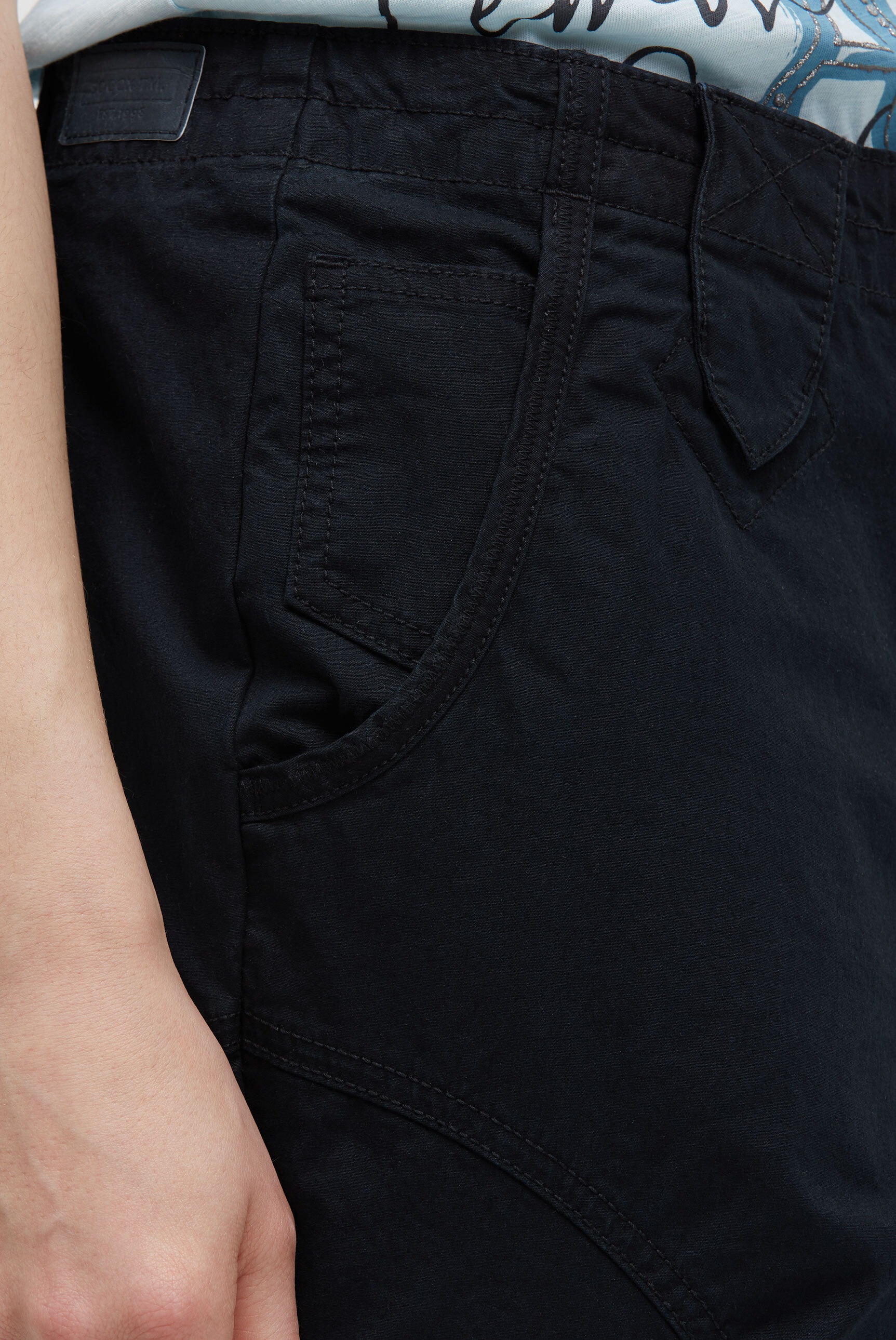 SOCCX Skaterbermudas  mit verstellbarem Knopfriegel am Hosensaum