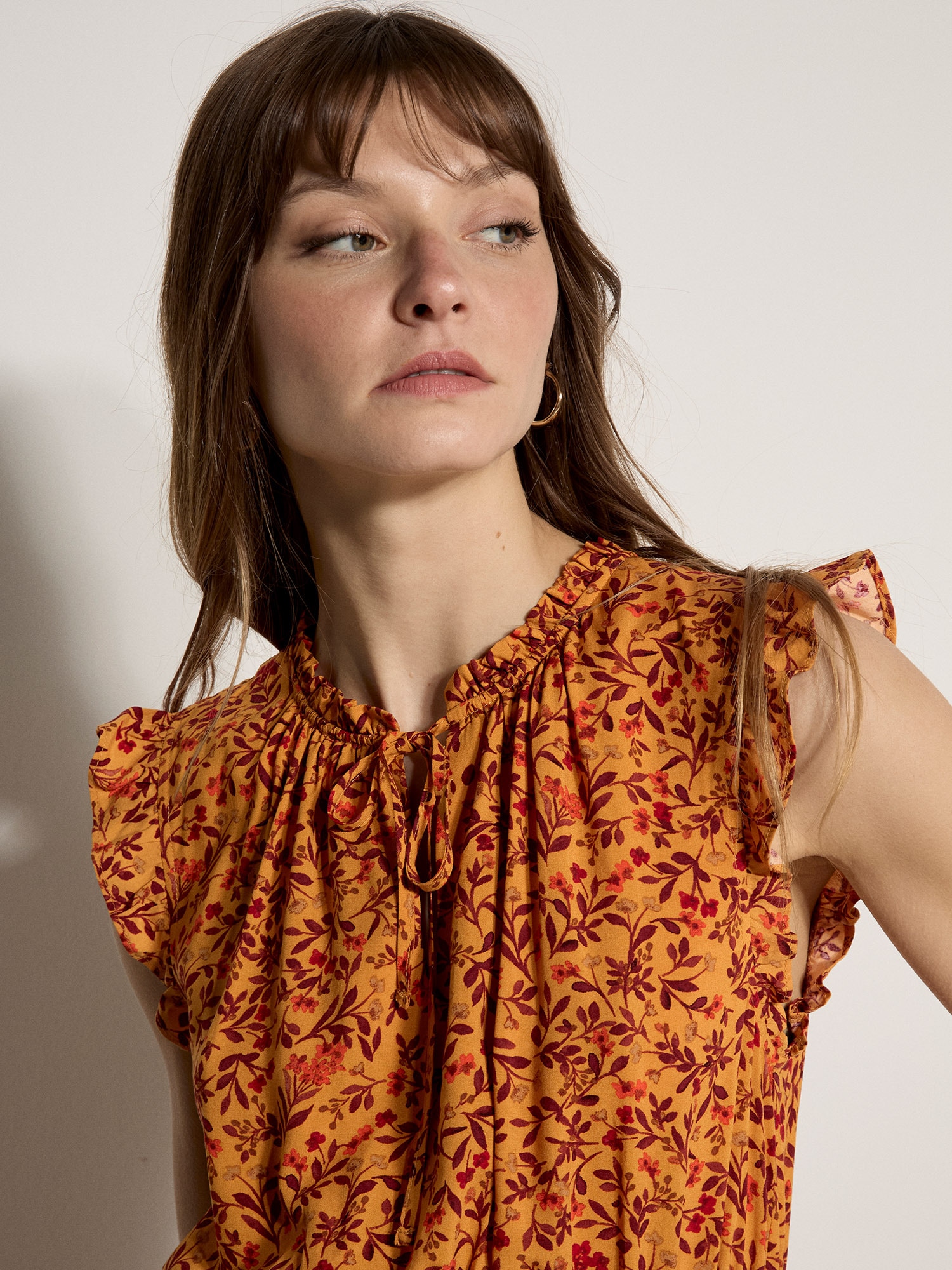 Apricot Minikleid »Mini-Kleid mit Rüschen und zierlichem Blumenmuster« mit Bindeband,  mit Bindeband