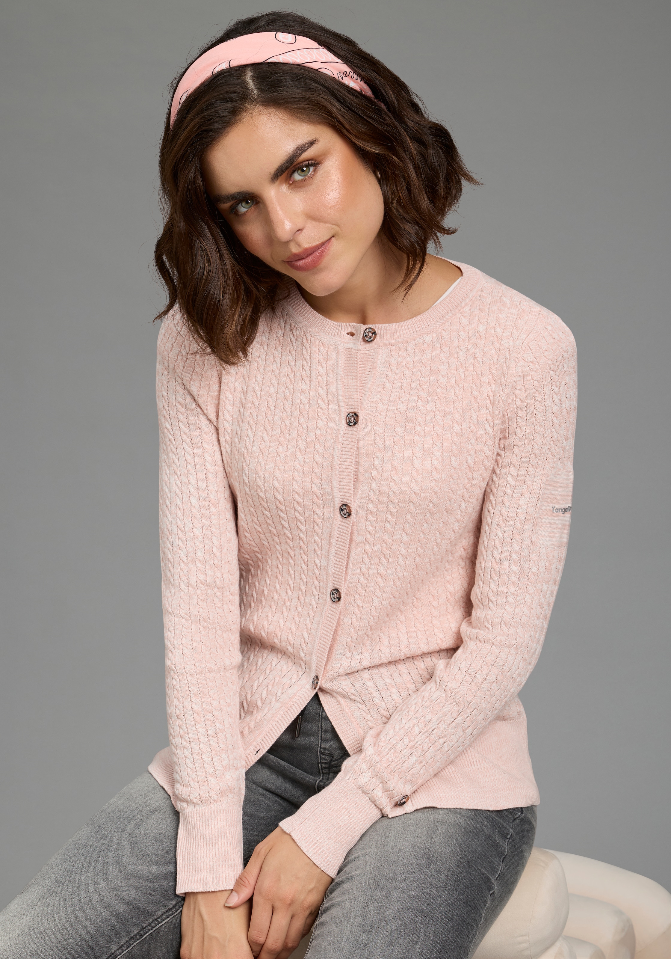 KangaROOS Strickjacke hüftlange Form, figurbetonte Passform, aus Feinstrick und Strick