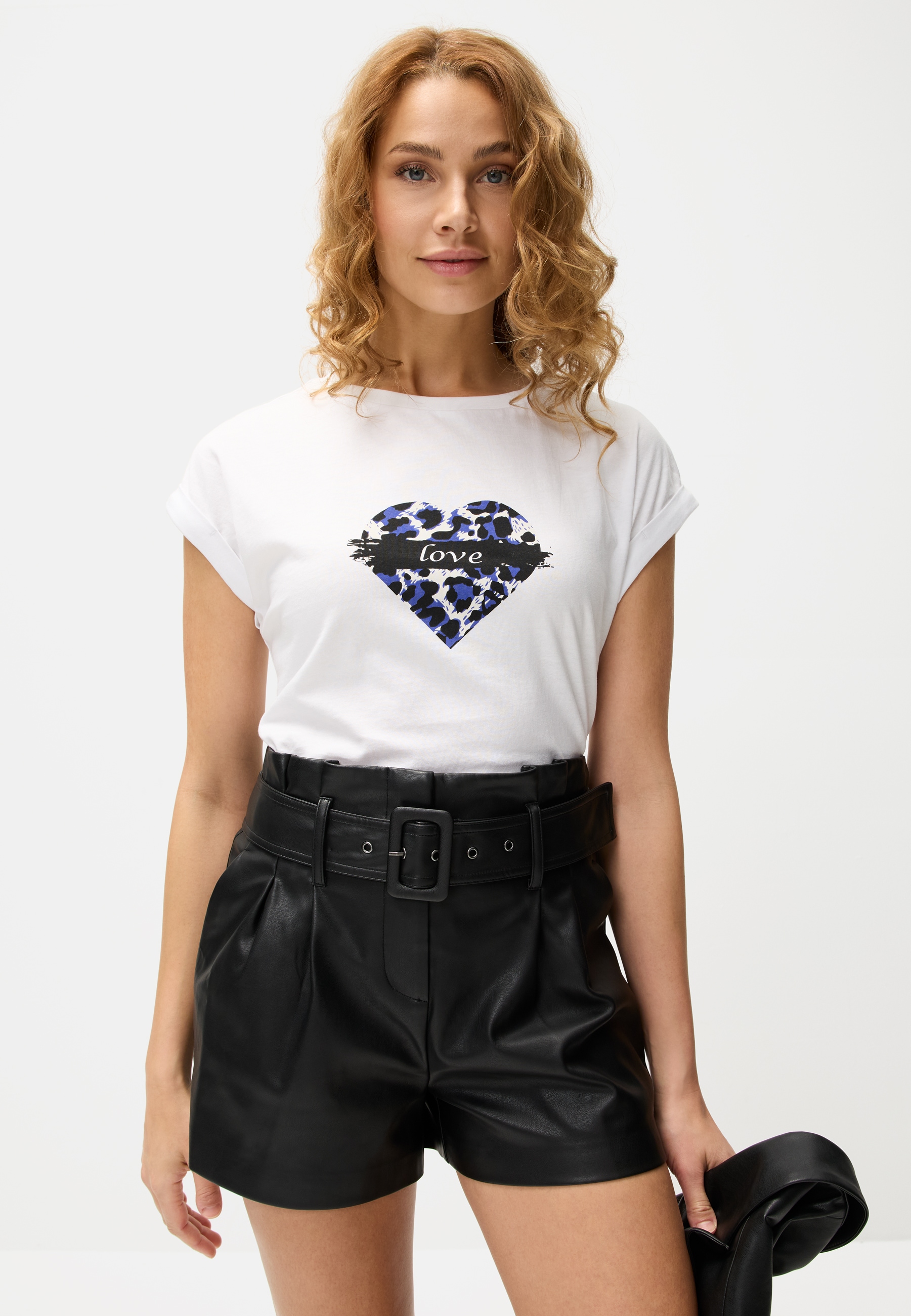 LASCANA Shorts, (mit Gürtel), aus Lederimitat, Kunstleder Shorts, elegant, modisch