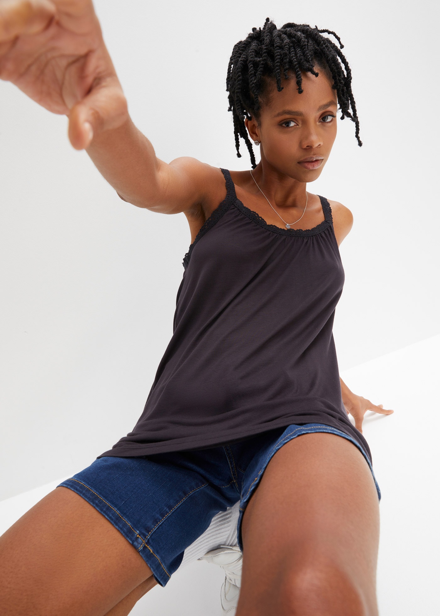 bonprix Shirttop bequeme Passform, ärmellos, aus Viskose, mit Baumwollspitze