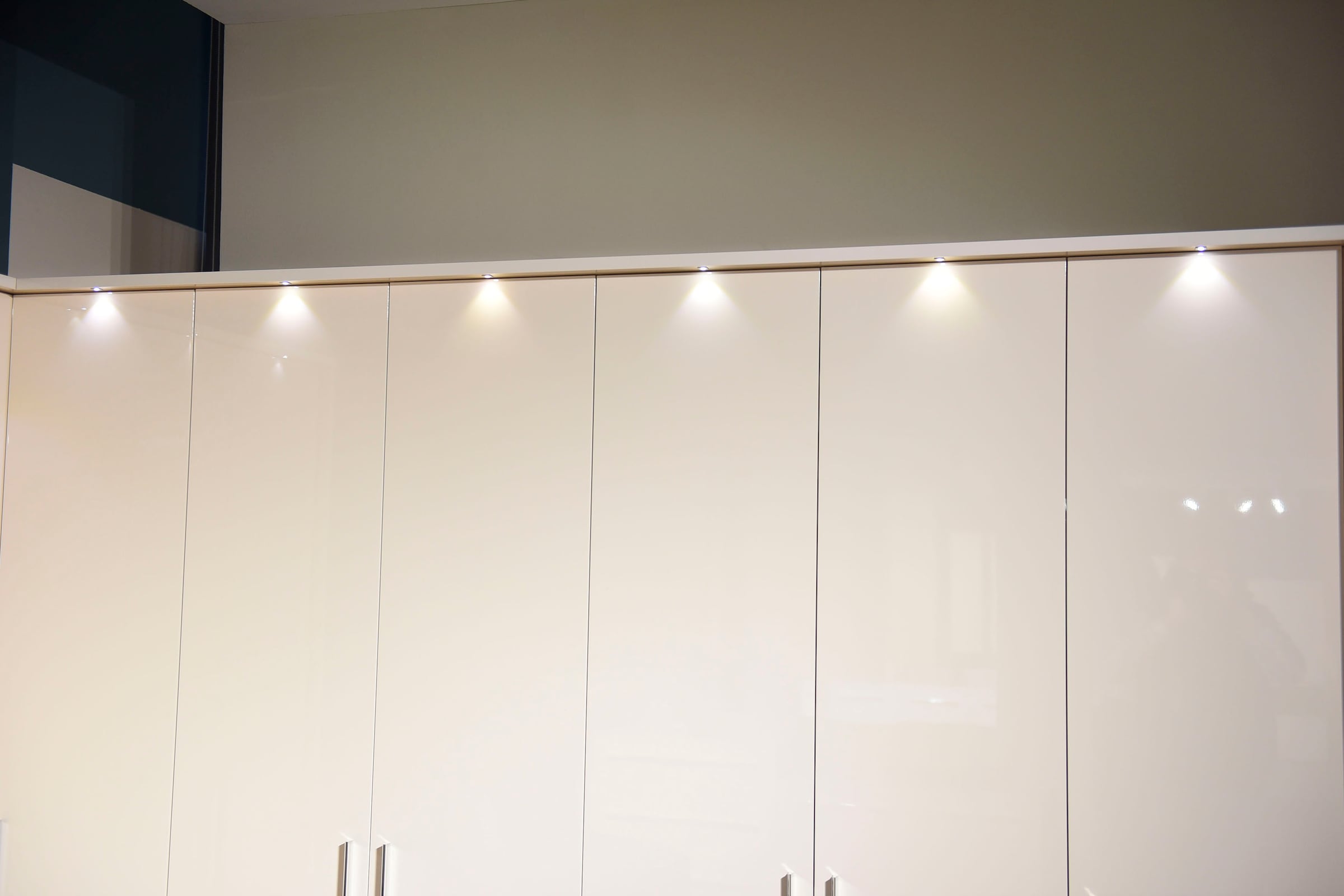 Places of Style Kleiderschrank »Piano, inklusive Rahmen und Beleuchtung, soft-close-Funktion«, (viele Breiten zur Auswahl, 226cm hoch), beige oder weiß, UV lackiert, Hochglanzfronten, FSC-zertifiziert
