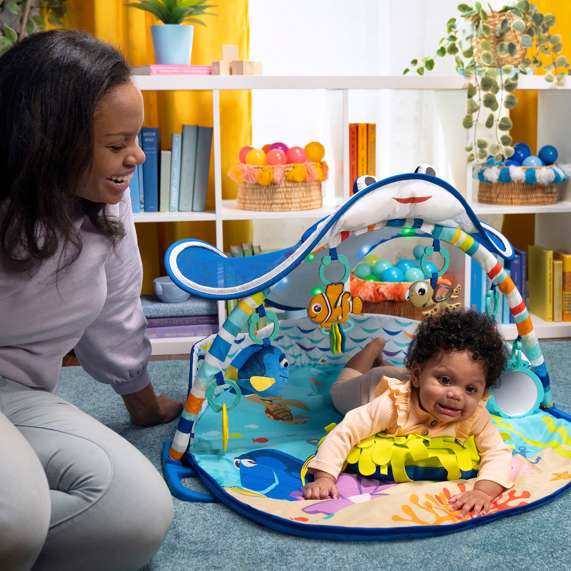 Bright Starts Spielbogen »Finding Nemo Mr. Ray Ocean Lights & Music Gym«, mit Licht- und Soundeffekt