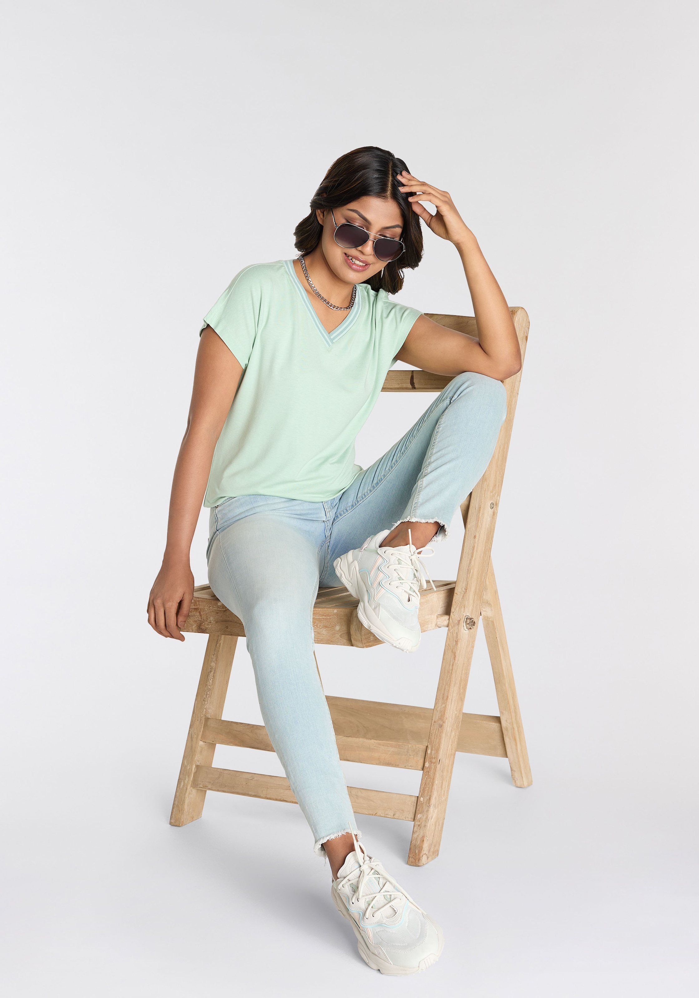 Laura Scott T-Shirt, mit sportlichem V-Ausschnitt