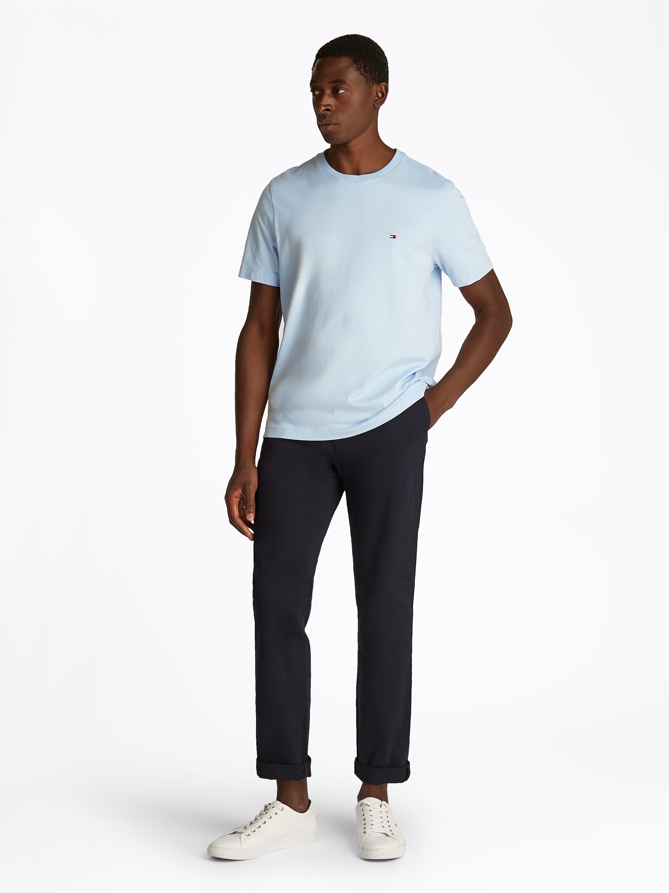 Tommy Hilfiger T-Shirt »ESSENTIAL REG FIT SOLID TEE mit Stickerei und Rundhals«, unifarben, casual, regular fit, Baumwolle, Rundhals