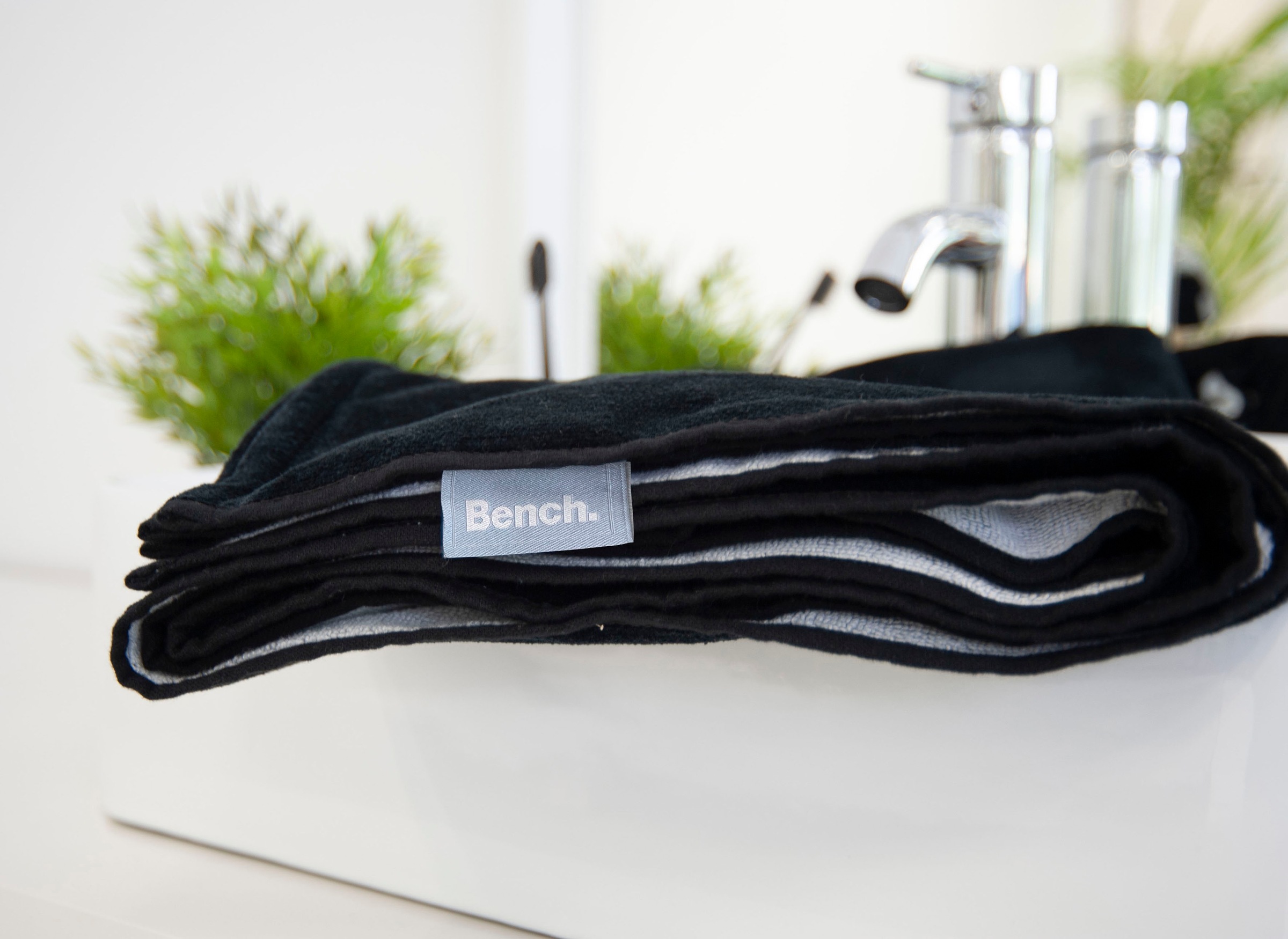 Bench. Strandtuch "Bench" mit dekorativem "Bench" Schriftzug günstig online kaufen