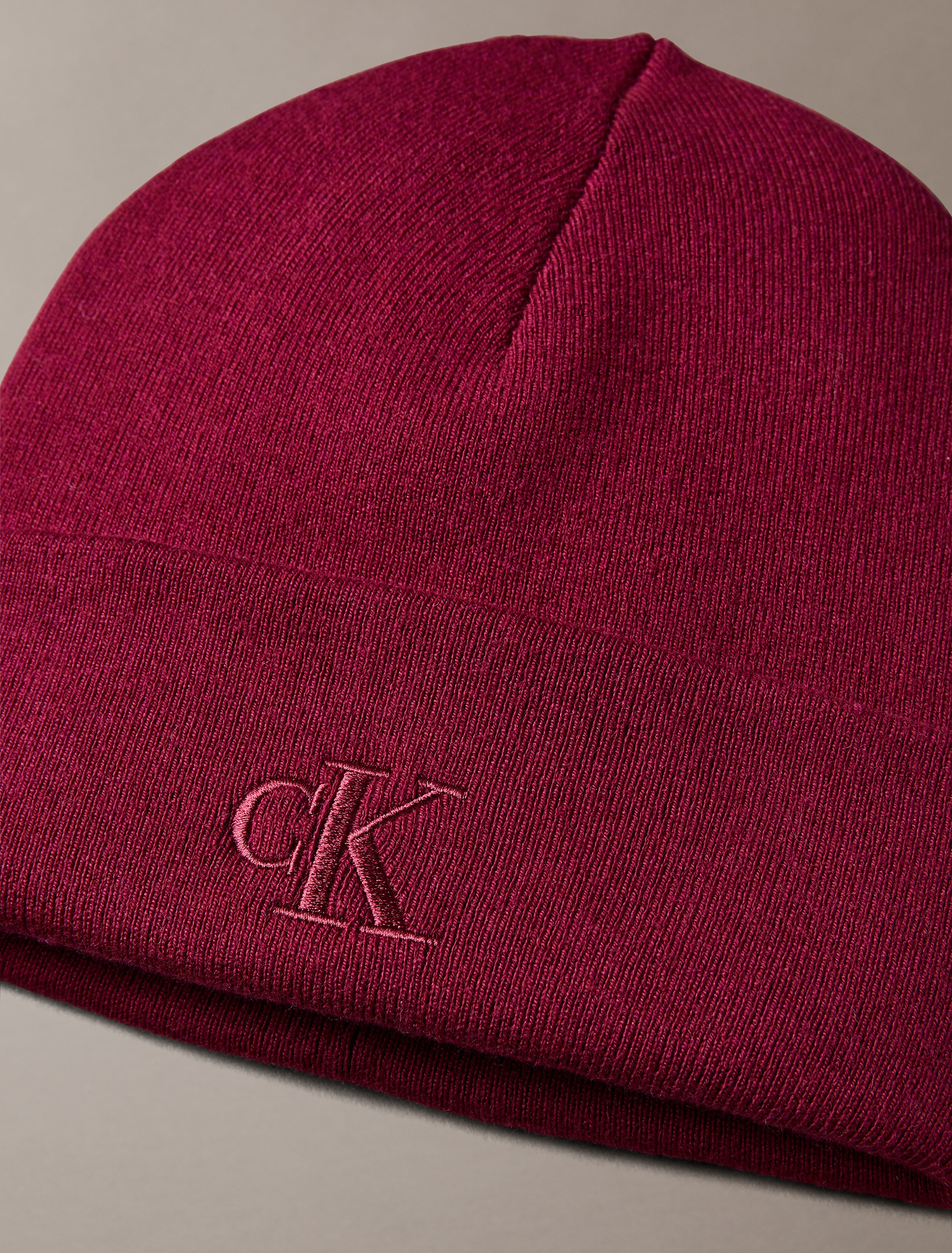 Calvin Klein Strickmütze »CK FINE RIB BEANIE«, Perfekt für den Alltag