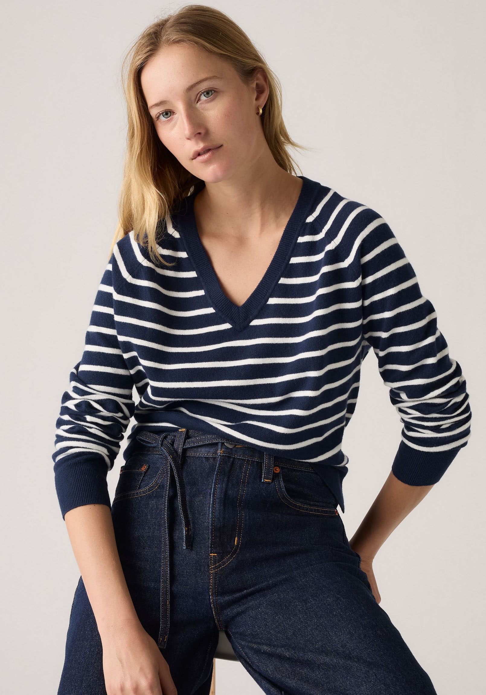 Levis V-Ausschnitt-Pullover "SUPER SOFT VNECK PULLOVER" im Bund beidseitig günstig online kaufen