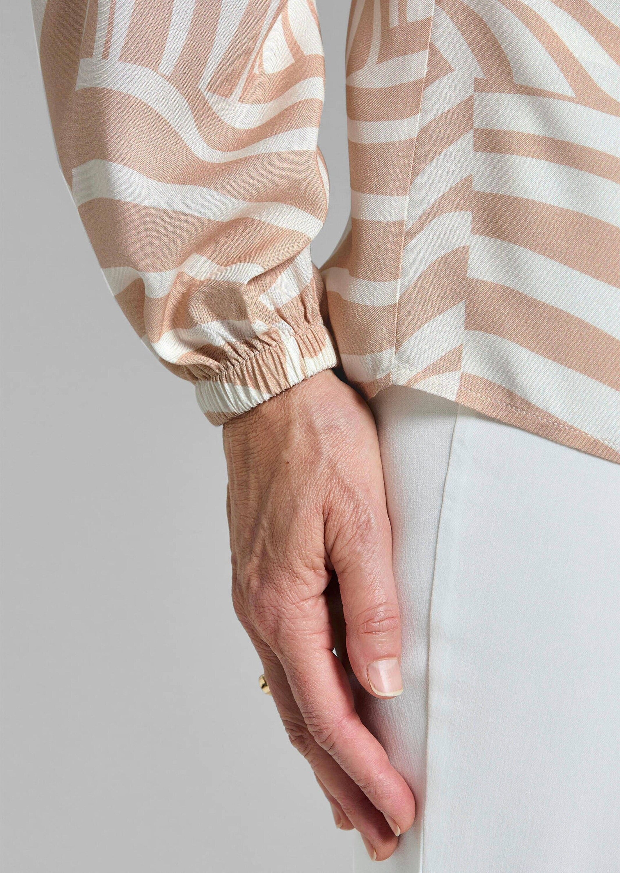 GOLDNER Schlupfbluse »Kurzgröße Grafische Viskosebluse mit Schlitz« Gummibündchen am Armabschluss