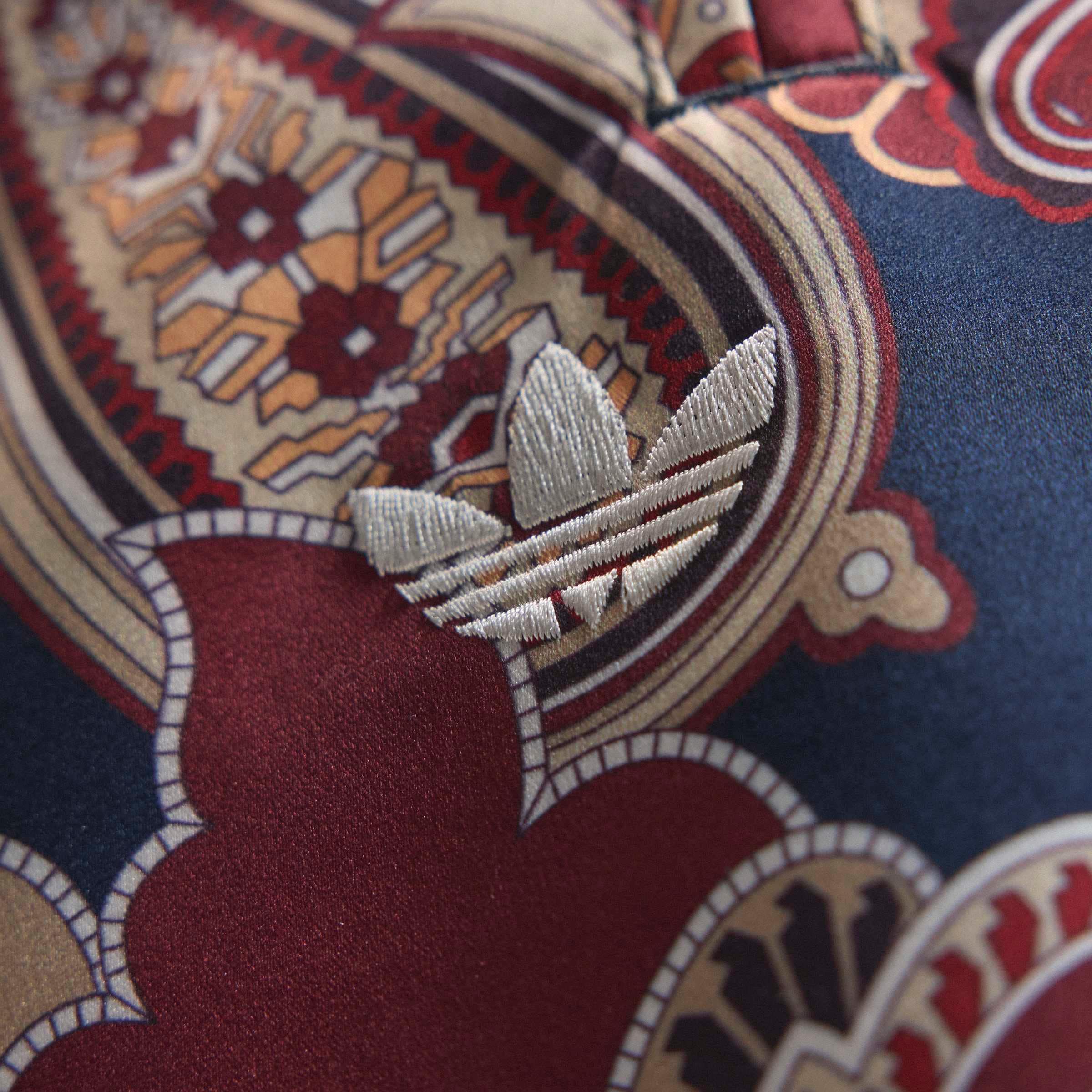 adidas Originals Sporthose »FIREBIRD STN TP«  mit auffälligem Print, aus gewebtem Satin, Oversize-Passform