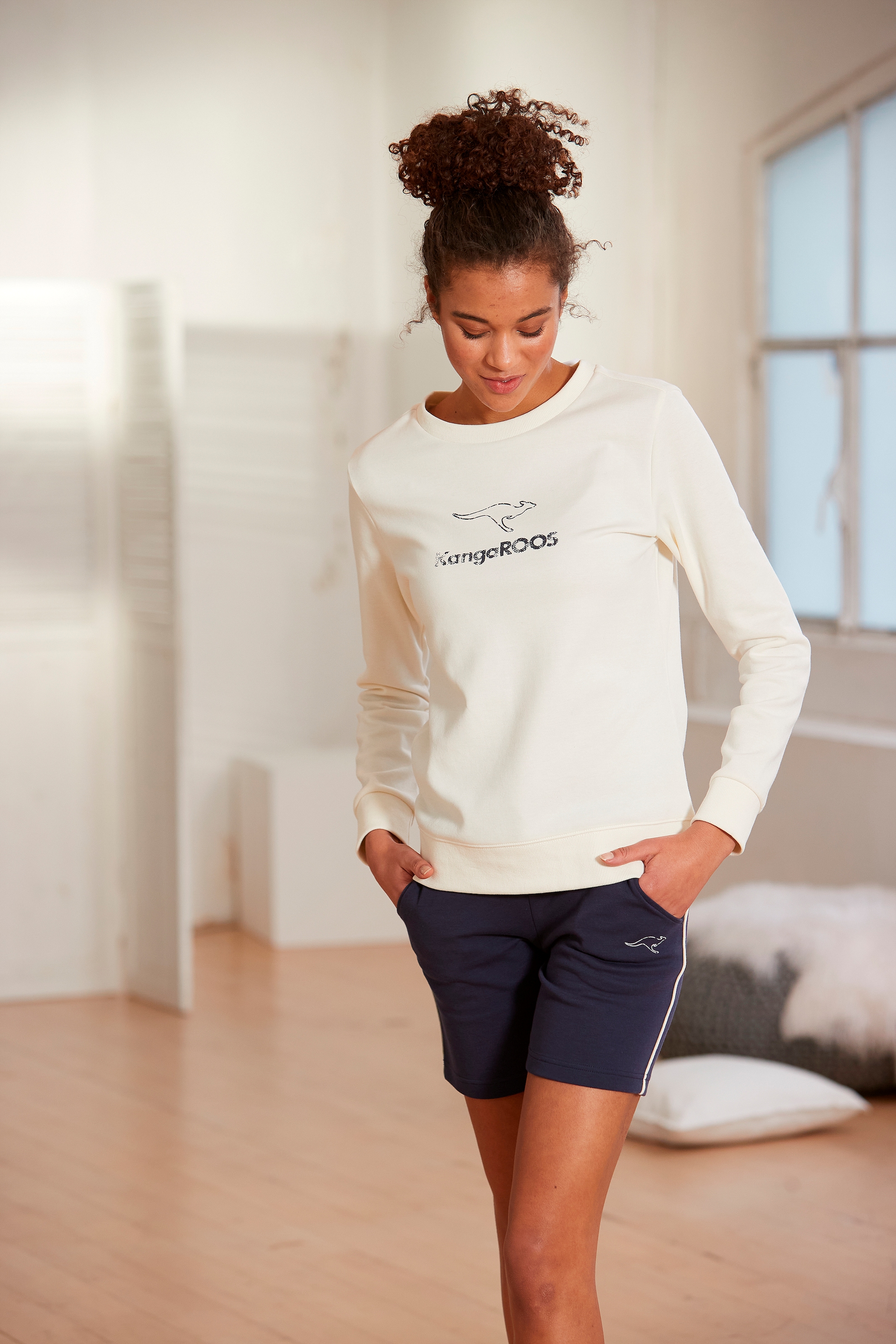 Kontrastfarbenem mit BAUR bestellen Sweatshirt, KangaROOS | Logodruck