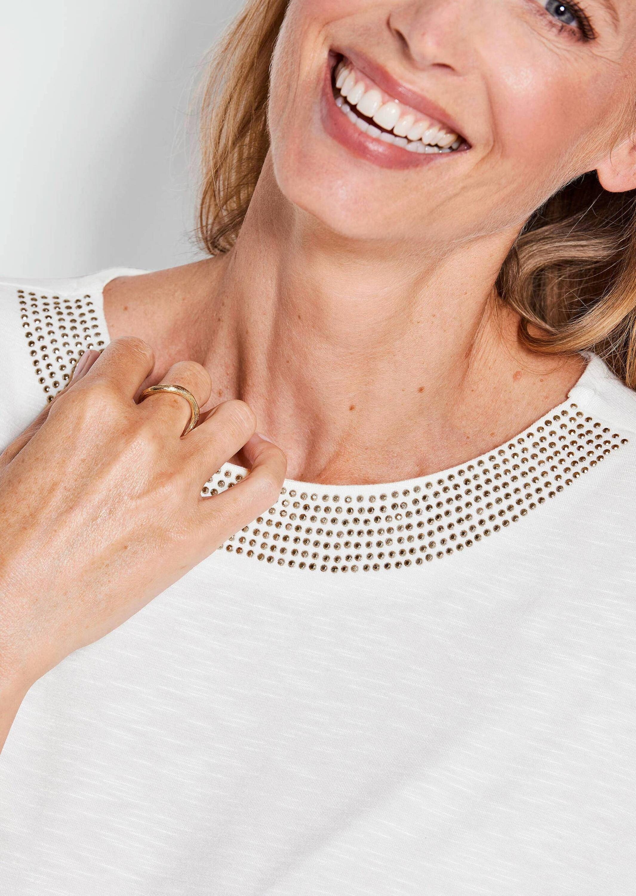 GOLDNER Kurzarmshirt »Kurzgröße Elegantes Oberteil mit Glitzersteinen«
