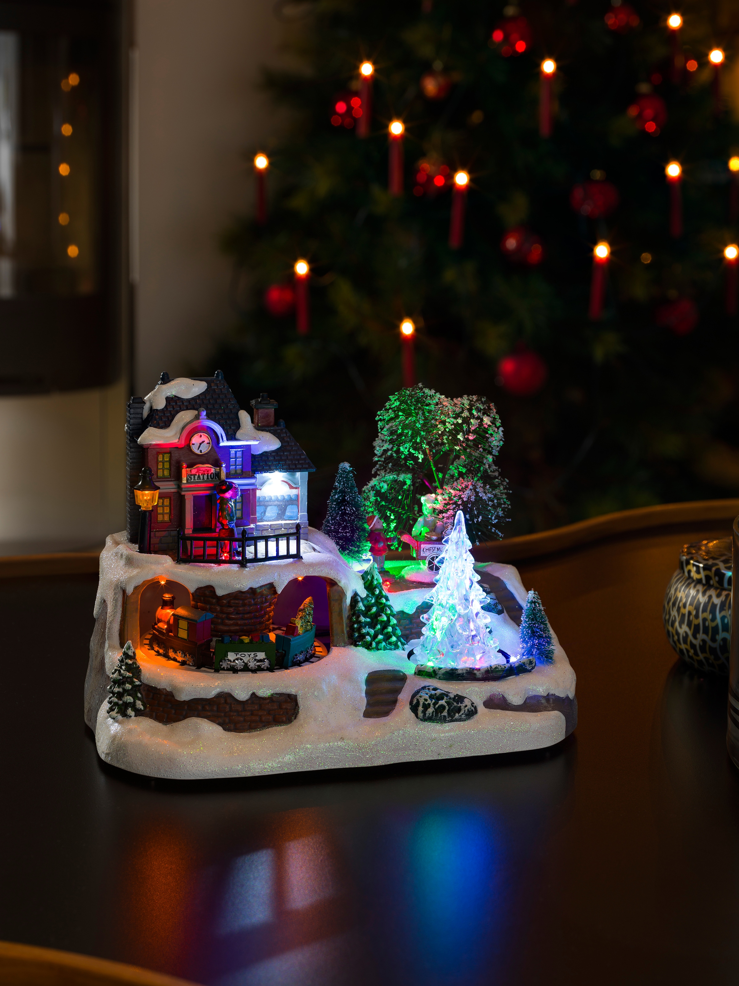 BAUR Weihnachtsdeko«, KONSTSMIDE 8 | Weihnachtshaus Animation bestellen Kristallweihnachtsbaum, und mit »Bahnhof, Weihnachtsliedern