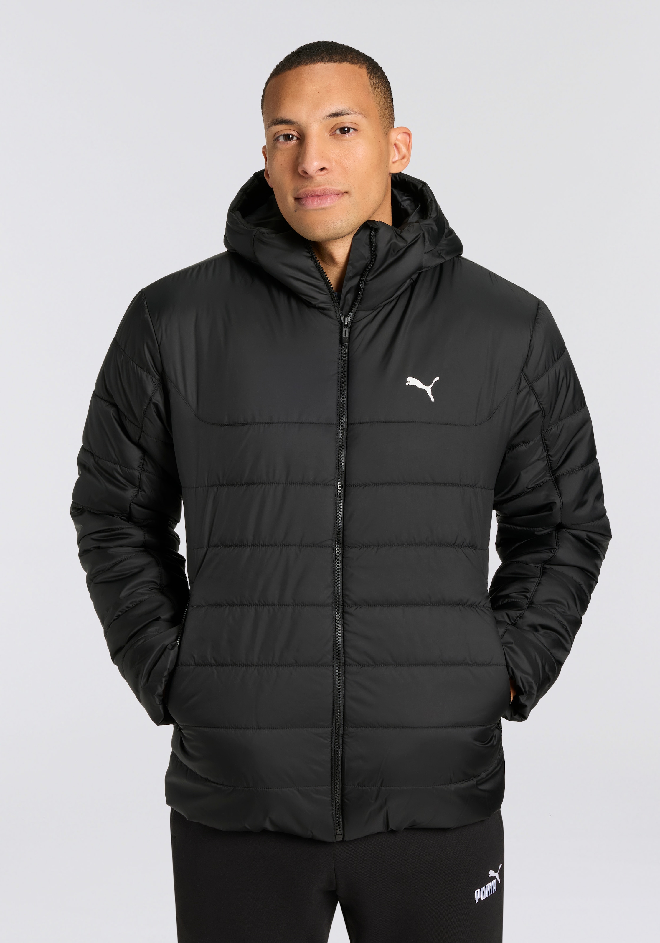 PUMA Winterjacke "ESS HOODED PADDED JACKET" mit Kapuze mit Kapuze, minimalistisches Design, hoher Tragekomfort